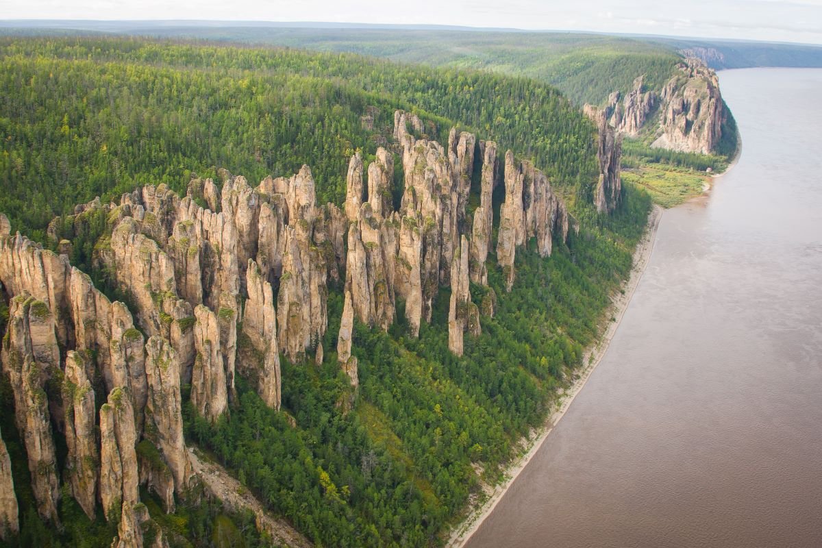 Национальный парк под названием ленские столбы геологическое. Ленские столбы в Якутии. Национальный парк Ленские столбы. Река Лена Ленские столбы. Река Лена Якутия Ленские столбы.