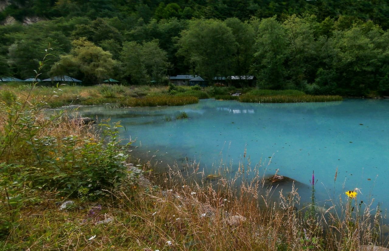 Минеральное озеро в ущелье реки Ардон. Минеральное озеро Северная Осетия. Тамиск сероводородное озеро. Тамиск голубое озеро. Минеральное озеро европы