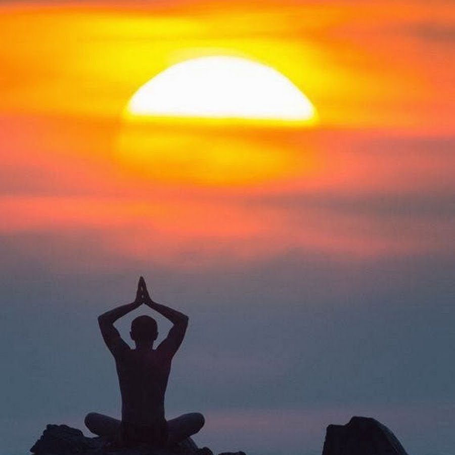 Медитация на закате. Солнце медитирует. Медитация на Восходе солнца. Йога медитация. Медитация солнце