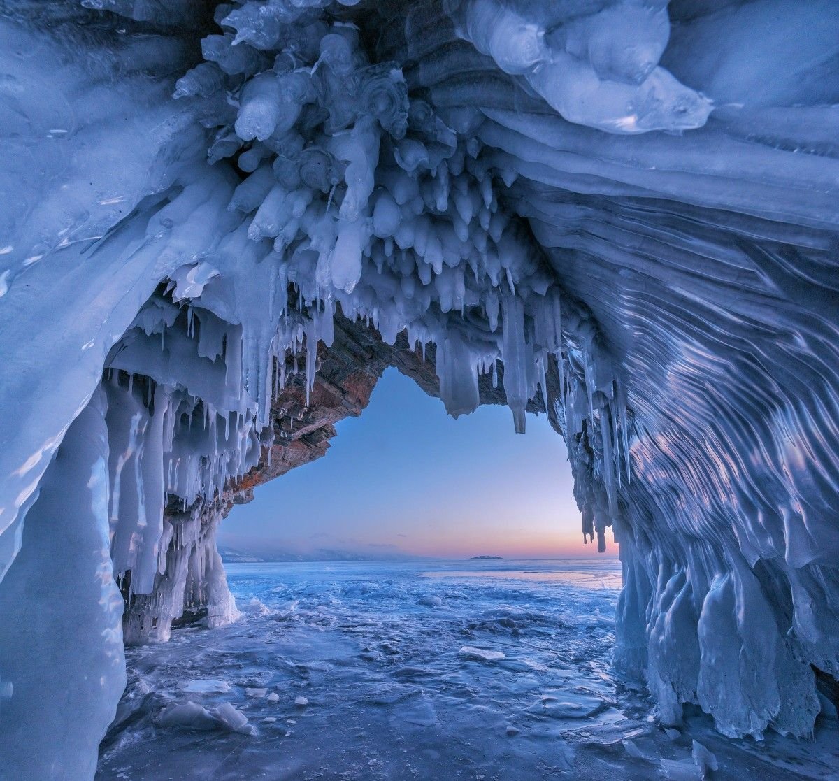 Ледяные пещеры байкала