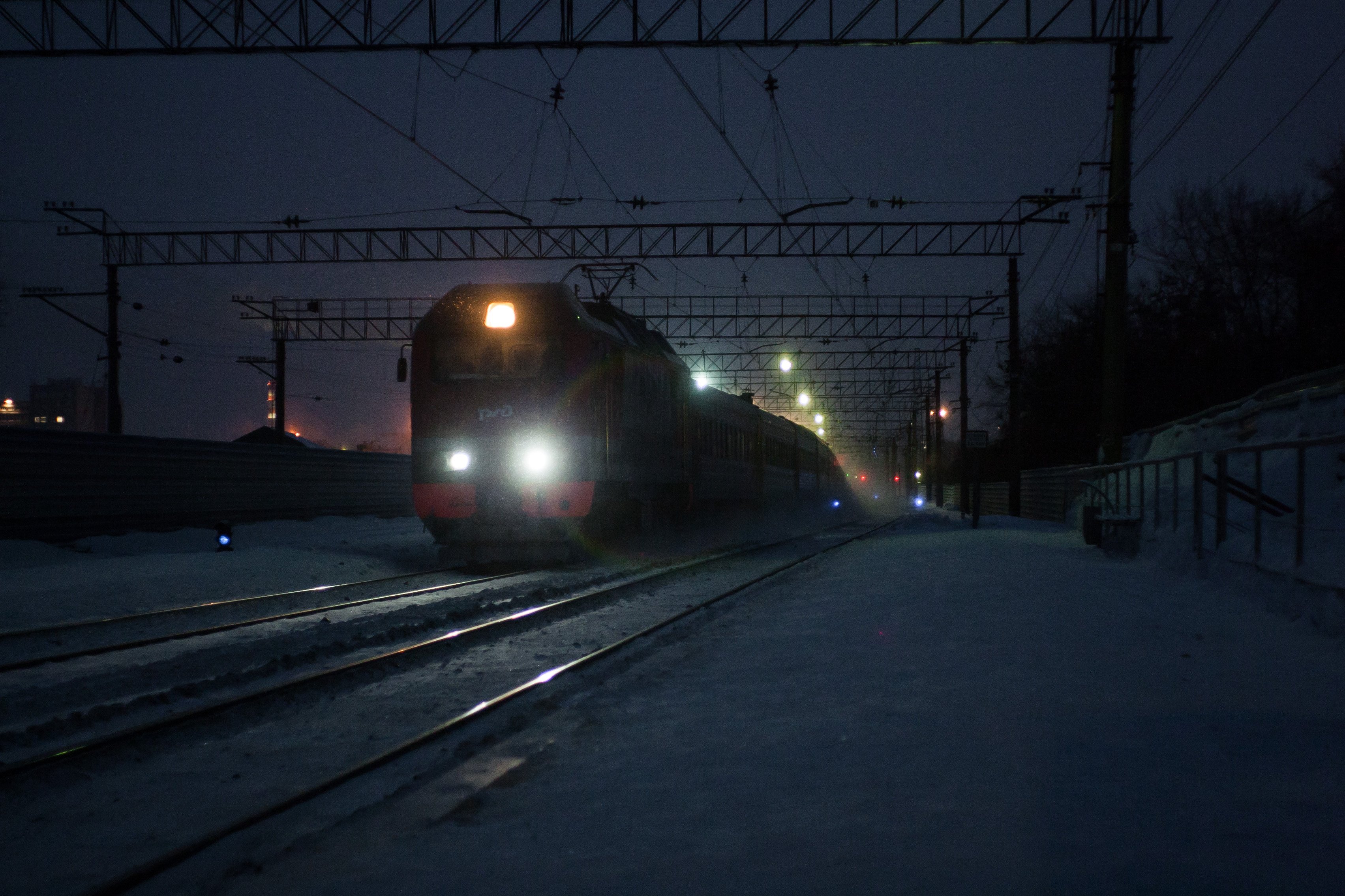 Включи станцию на ночь. Поезд ночью зимой. Вокзал ночью. Железная дорога зимой ночью. Пассажирский поезд ночью.