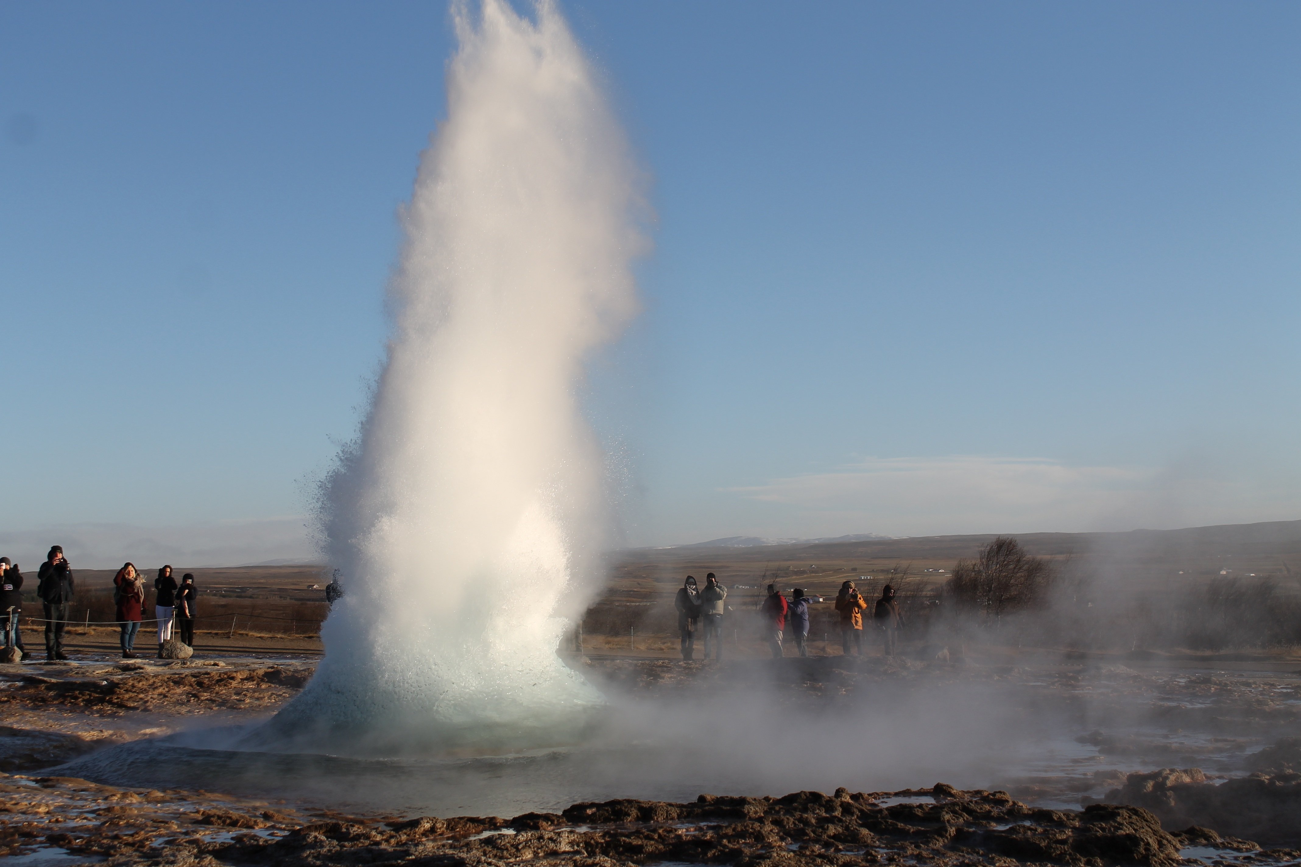 Вода гейзеров исландии. Великий Гейсир Исландия. Долина гейзеров Исландия. Исландия извержение гейзера. Исландия гейзерные поля.