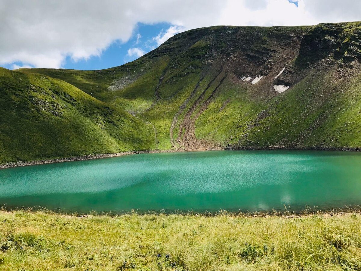 Глубокое озеро окончание. Алахинское озеро Алтай. Озеро Псенодах. Озеро Псенодах Адыгея. Бамбак гора Адыгея.