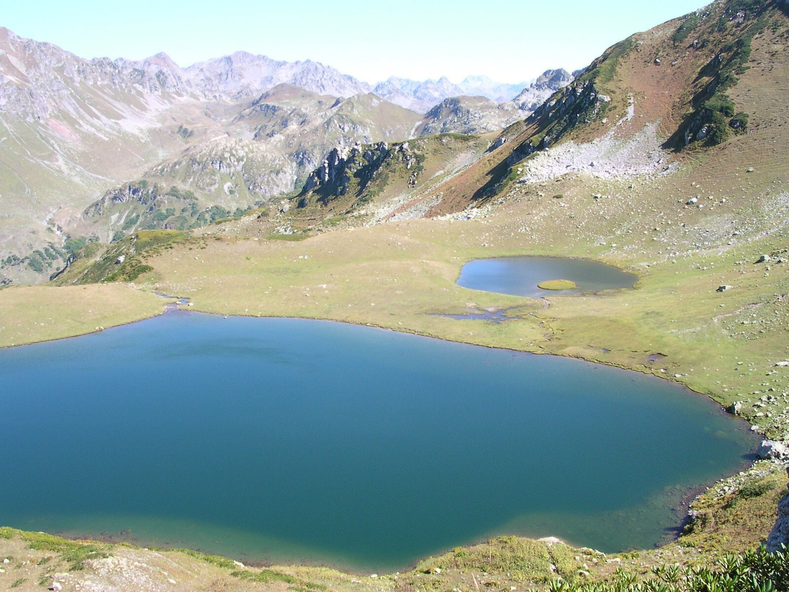 Перечисли 5 озер. Озеро Мзы в Абхазии. Семиозерье Абхазия. Высокогорное озеро Мзы. Озеро бабасыр Абхазия.