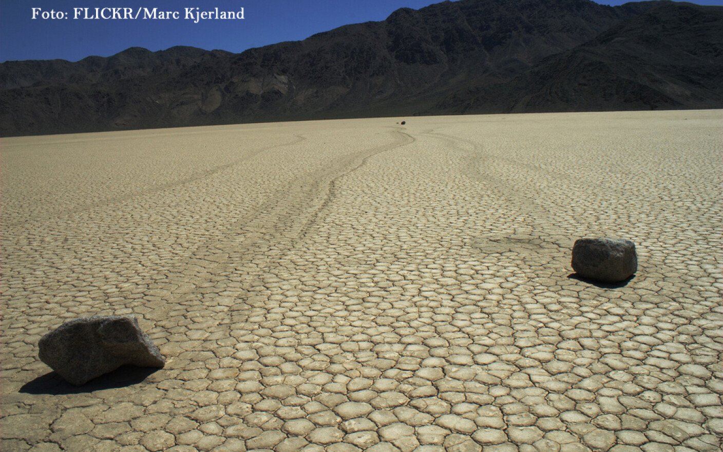 Камень из бегущей воды. Озеро Рейстрэк-Плайя Долина смерти. Рейстрек-Плайя, США. Ползучие камни в долине смерти. Рейстрек-Плайя США камни.