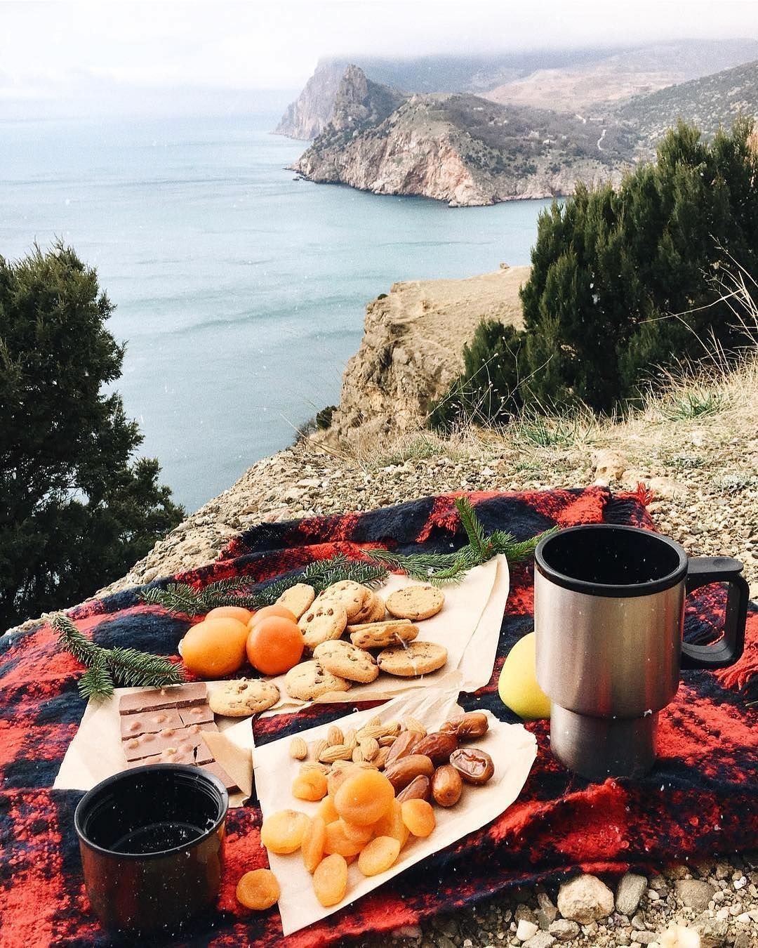 Утро пикник. Пикник на горе. Еда на природе. Обед на природе. Завтрак у моря.