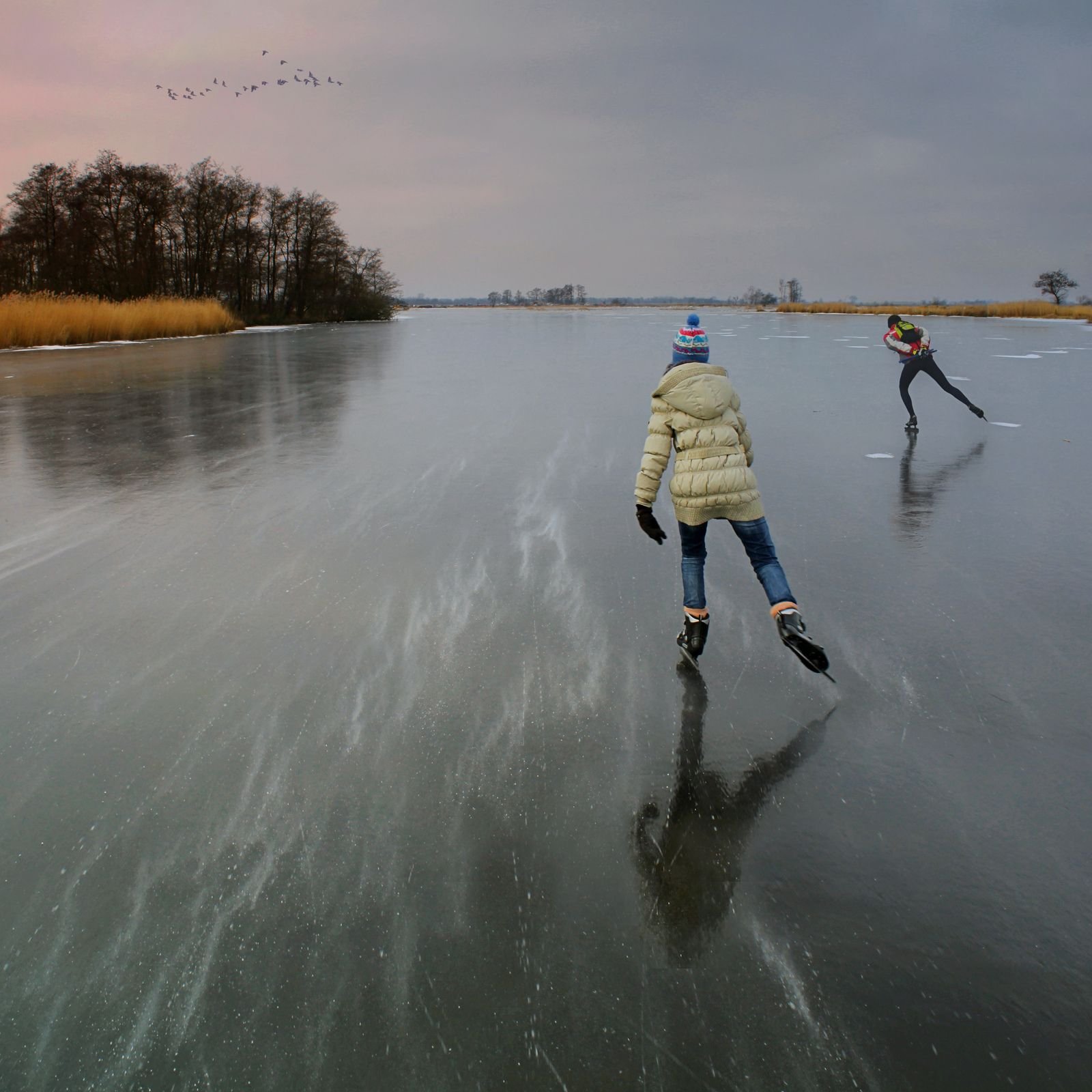 Шагающий лед. Озеро Сенеж зимой. На коньках по реке. Коньки на озере. На коньках на речке.