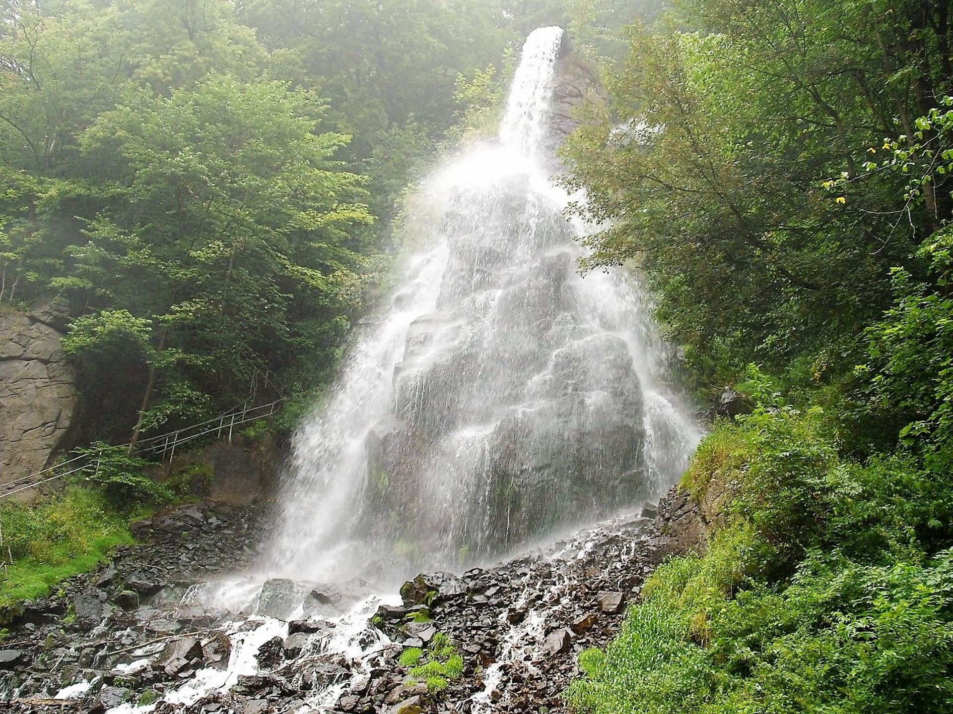 Шум далекого водопада. Водопад Сувтушар. Большой Руфабго водопад шум. Шум водопада. Журчание водопада.
