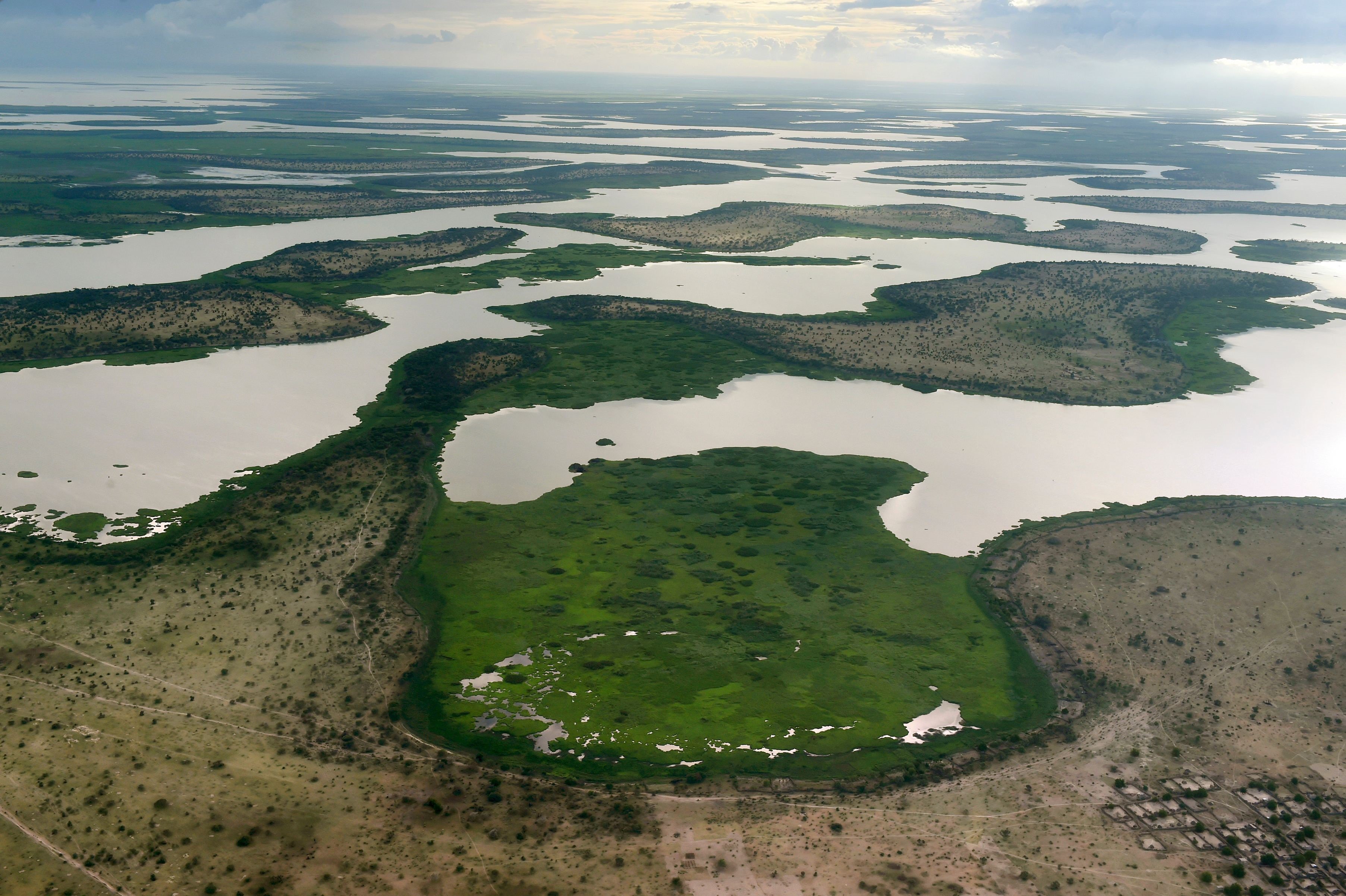 Озеро в африке 4. Озеро Чад. Озеро Чад Нигерия. Камерун озеро Чад. Озеро Чад в Африке.