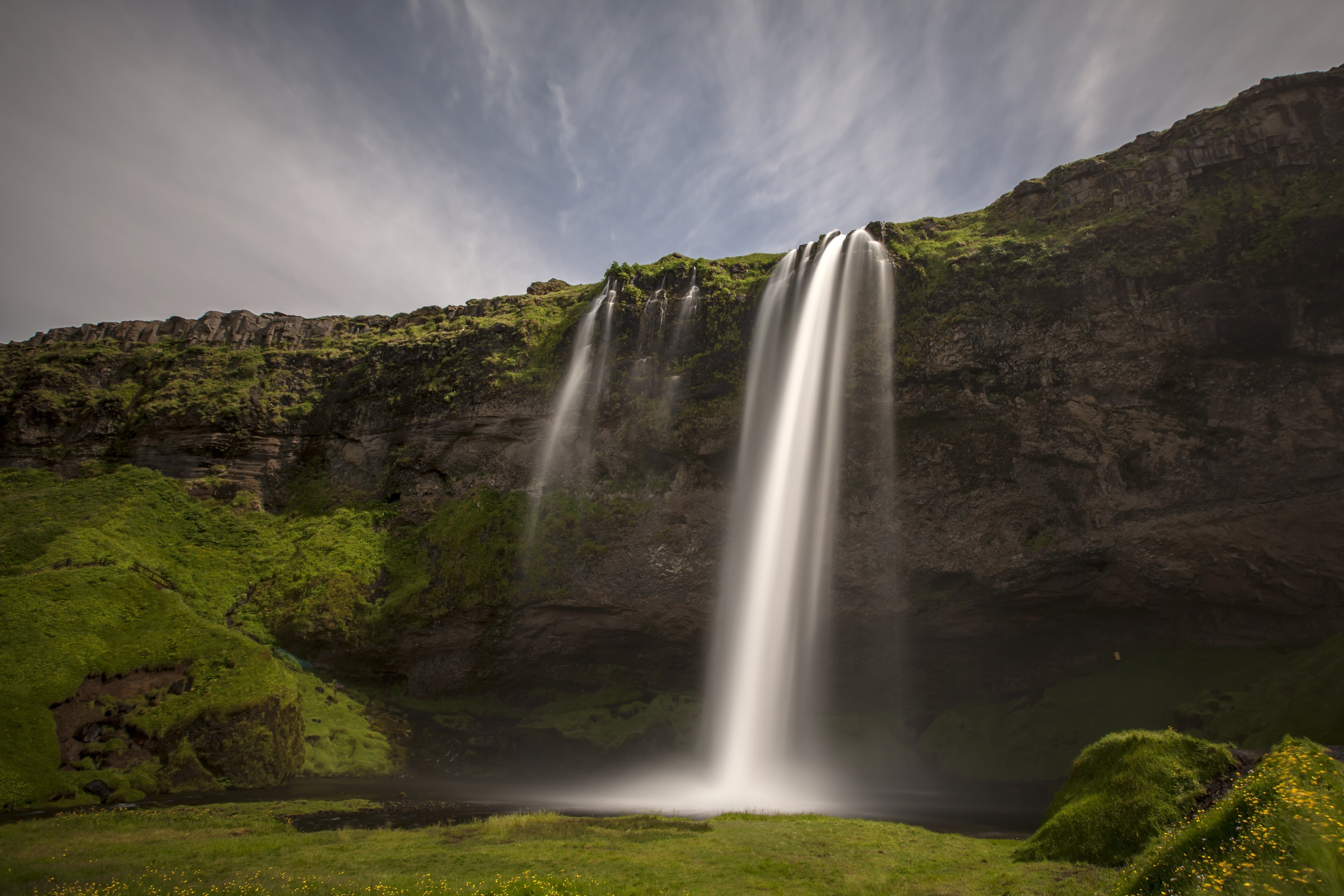 Влажный холм. Водопад Сельяландсфосс. Сельяландсфосс Исландия. Водопад Скоугафосс Исландия. Водопад Селйяландсфосс — самый известный водопад Исландии.
