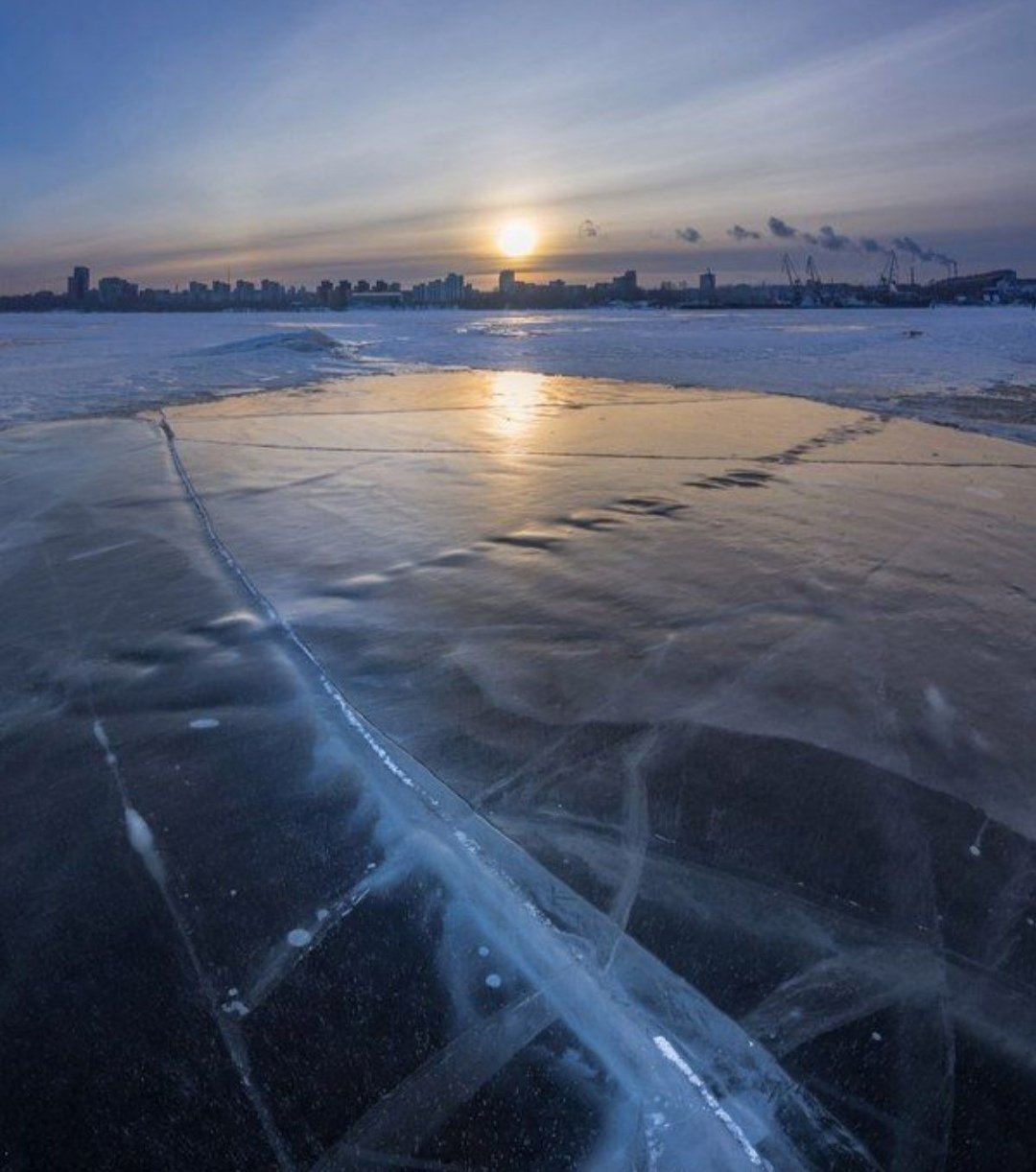 Лед на ладожском озере. Замерзшее Онежское озеро. Онежское озеро зимой. Замерзшее Ладожское озеро. Замерзшее озеро Карелия.