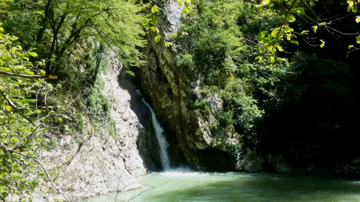 Агурское ущелье и водопады