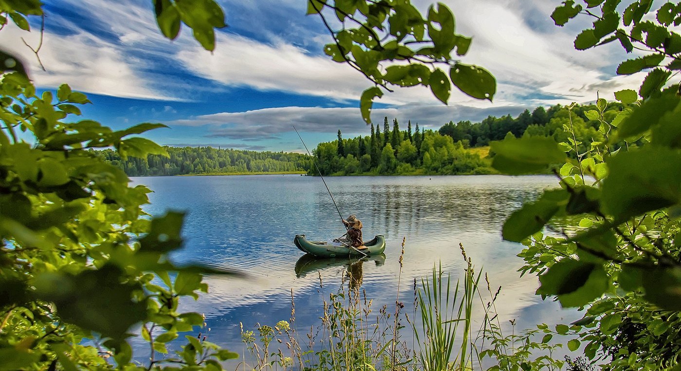 Рыбалка озеро летнее. Природа рыбалка. Рыбалка на озере. Красивые пейзажи на рыбалке. Берег озера.
