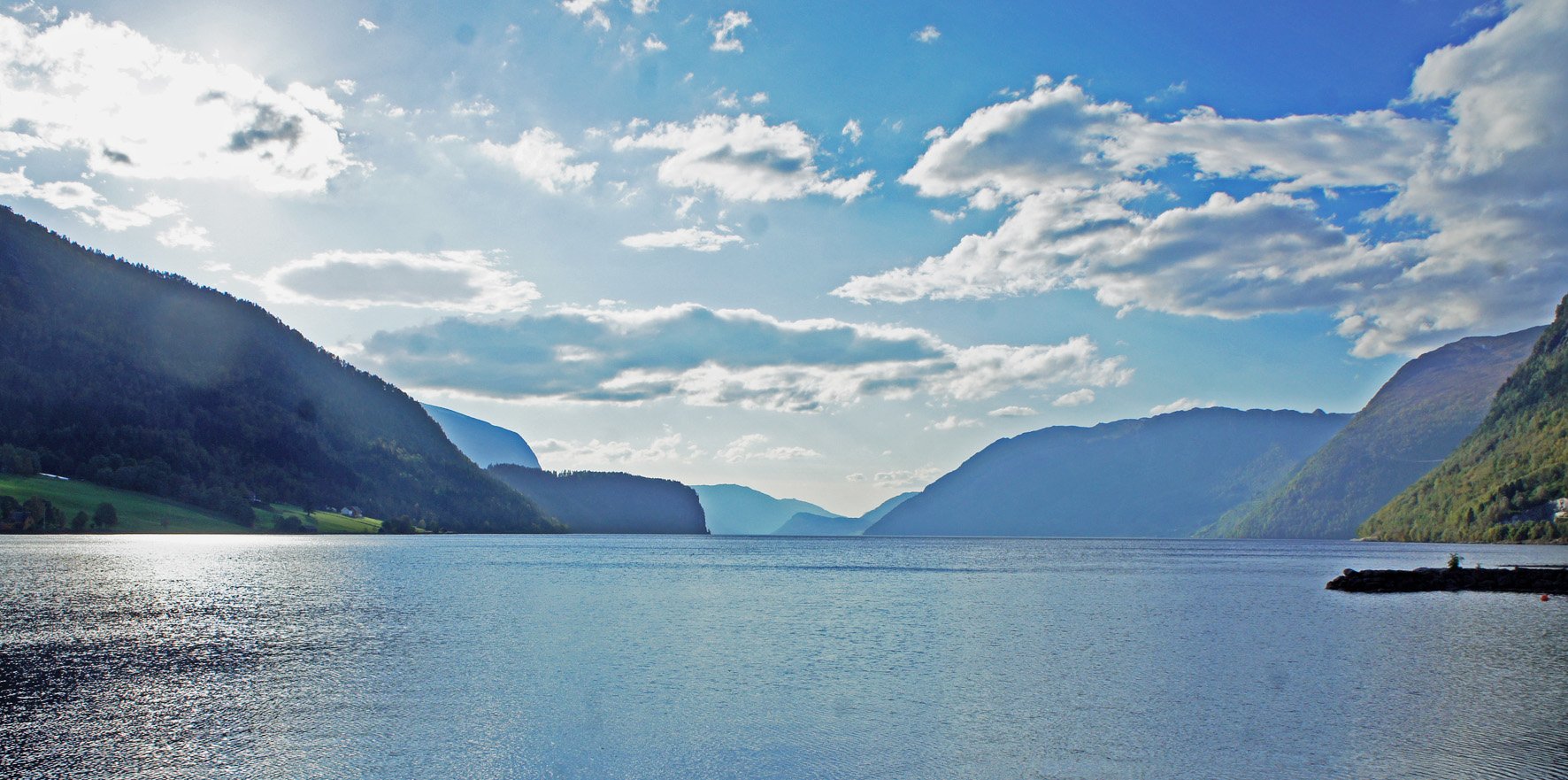 Озера европы по величине. Норвегия озеро Хорниндальсватнет. Норвегия озеро МЬЕСА. Самое глубокое озеро в Норвегии Хорниндальсватнет. Озеро Фемунн в Норвегии.