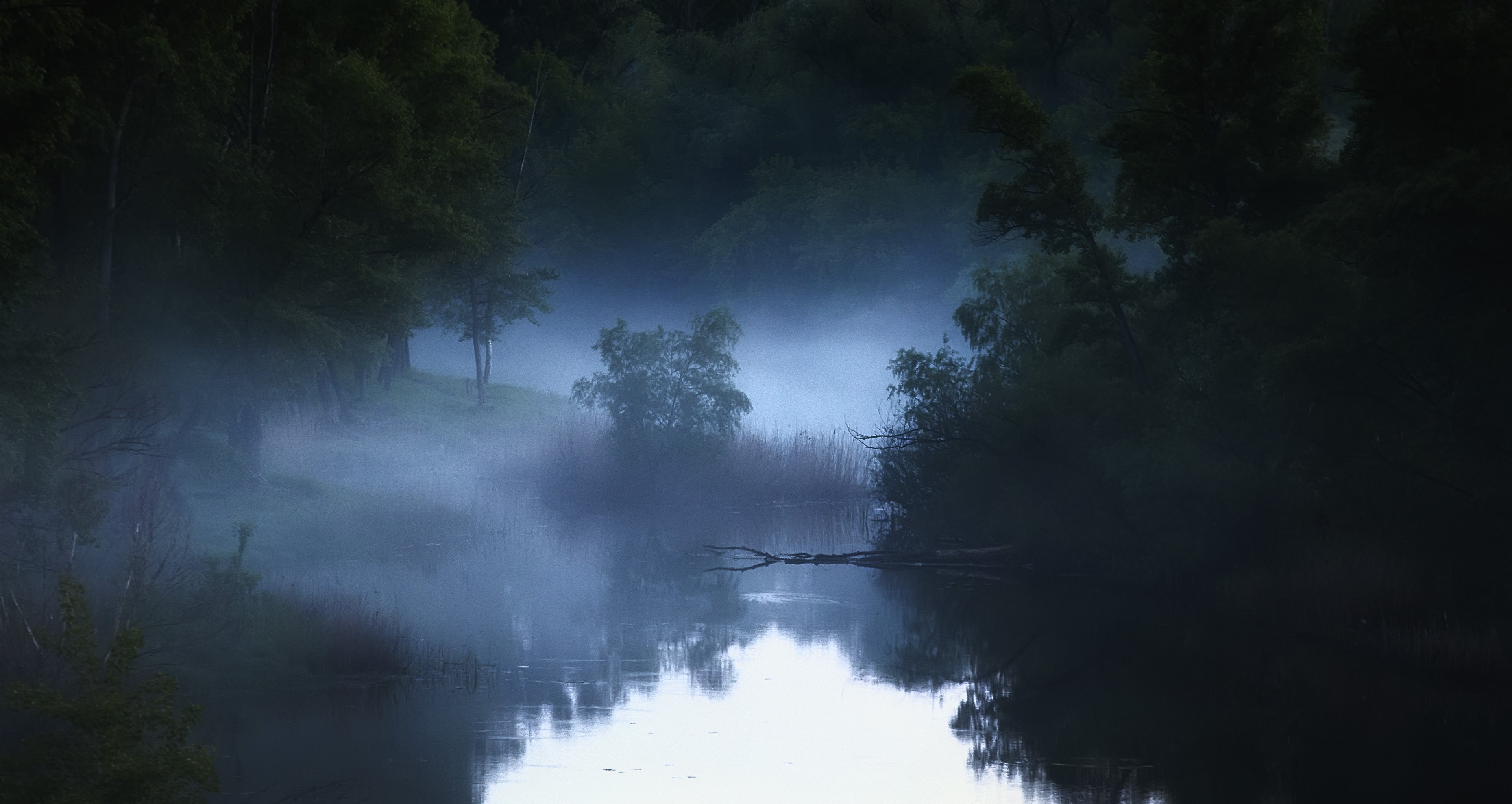 Тени смесились тютчев. Озеро в тумане ночью. Туман. Туман река ночь. Туман над рекой.