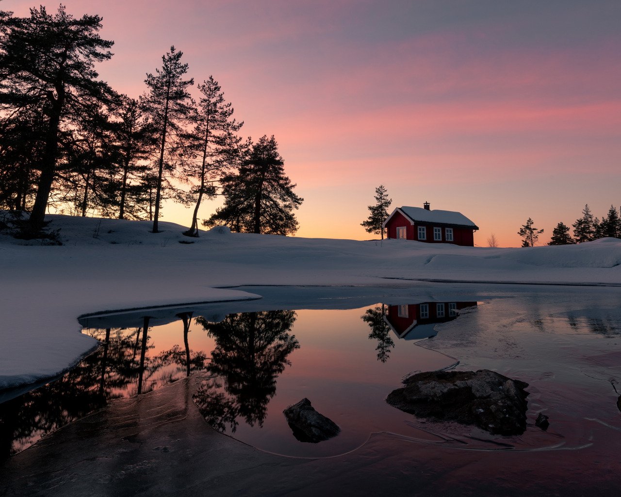 Зима на берегу озера. Дом Канада Онтарио у озера. Дом у озера зимой. Дом у озера в снегу. Дом в Канаде в лесу зима.