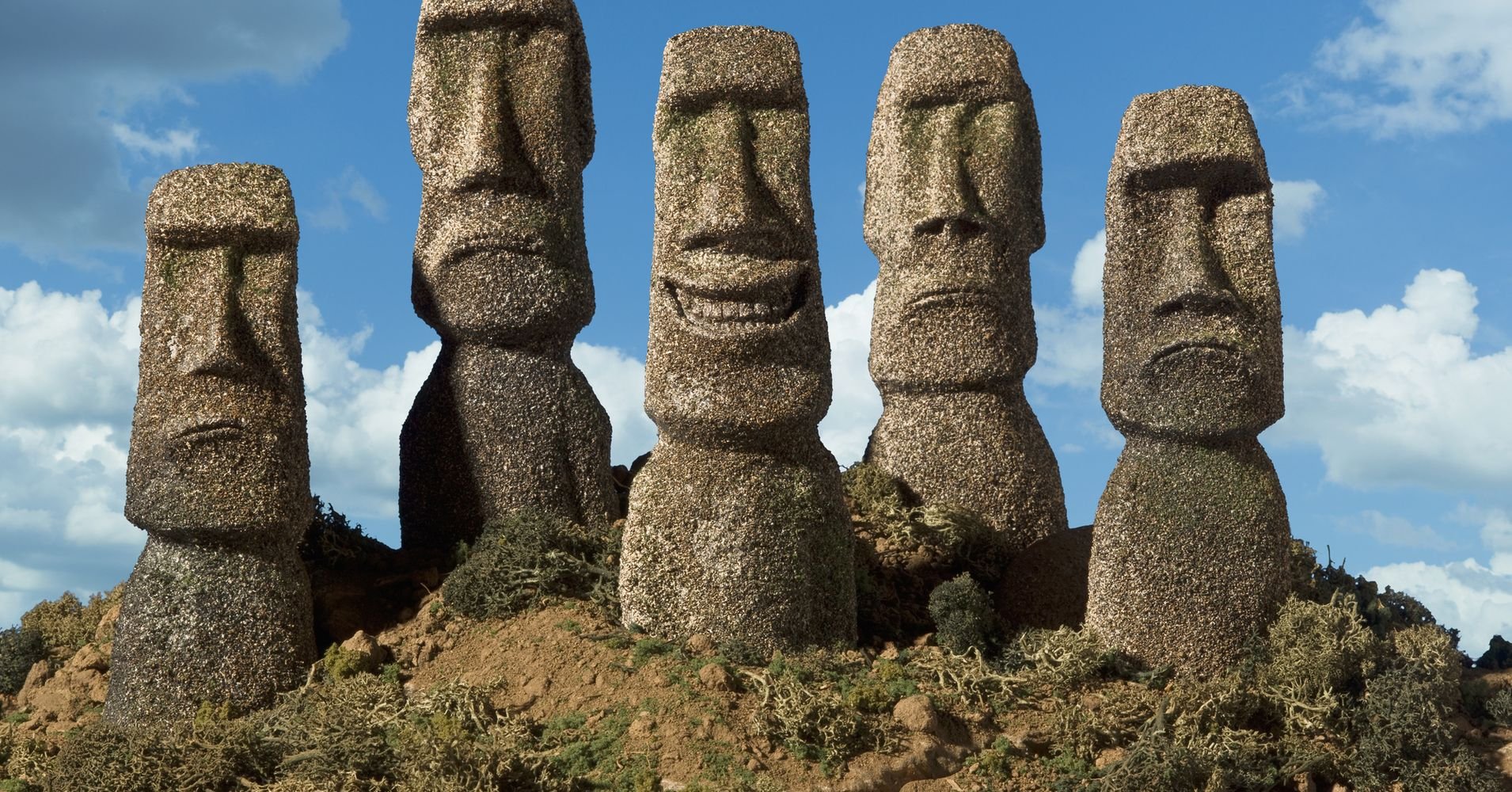 A world of something. Остров Пасхи статуи Моаи. Каменные истуканы острова Пасхи. Каменные статуи Моаи остров Пасхи Чили. Каменные головы на острове Пасхи.