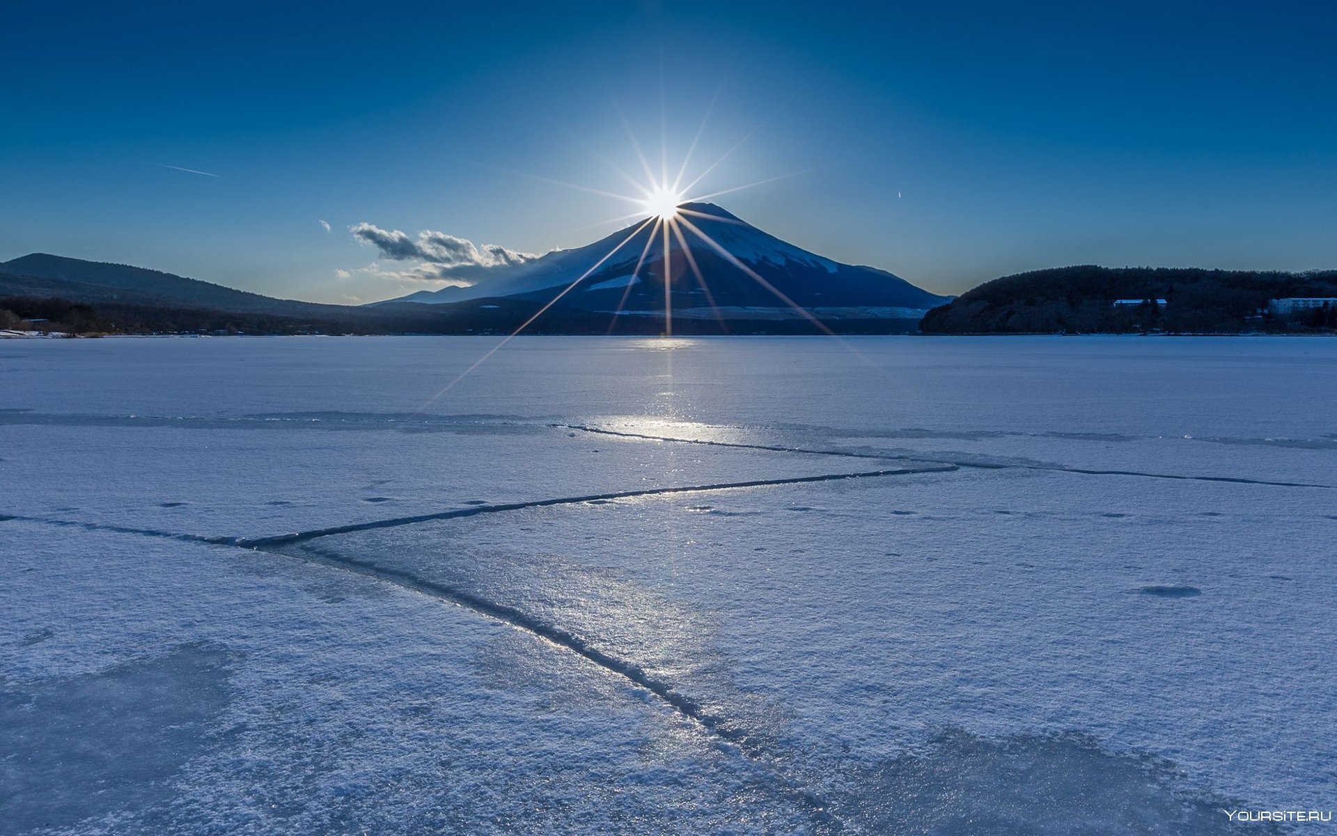 Озера озеро лед ледяной. Замерзшее озеро. Замерзшее озеро в горах. Лед на озере. Озеро замерзшее зимой.