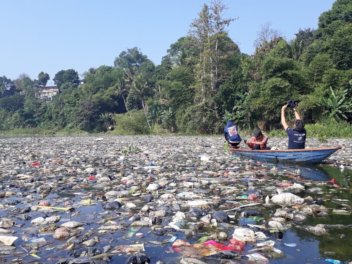Река читарум в индонезии