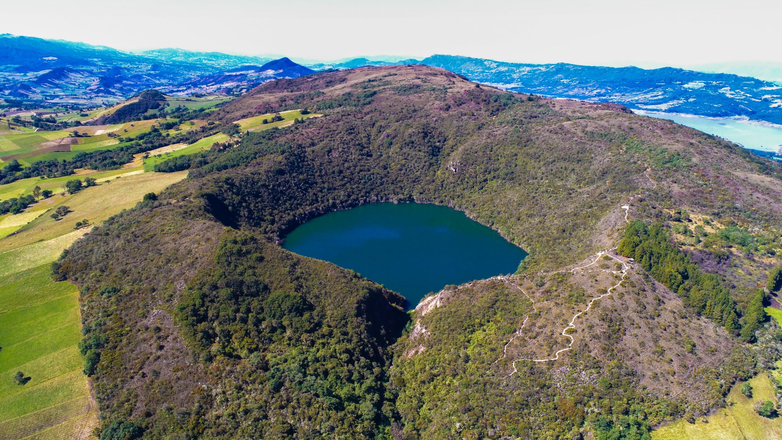 Самое маленькое озеро в америке. Озеро Гуатавита Колумбия. Озеро Патус Бразилия. Озеро Эльдорадо Колумбия. Мангейра озеро в Бразилии.