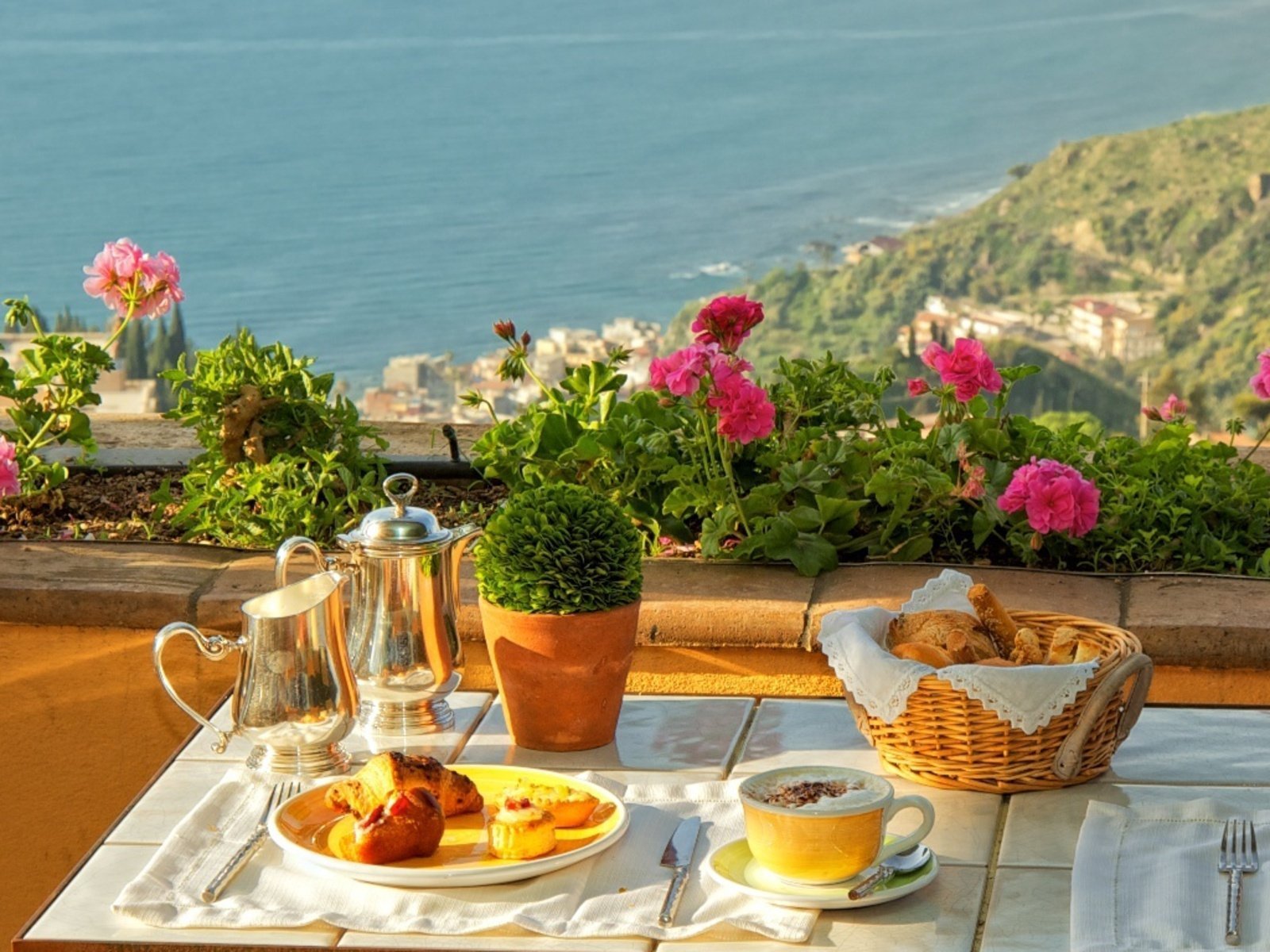 Изысканного утра. Завтрак цветы. Завтрак с цветами. Красивый завтрак. Терраса у моря.