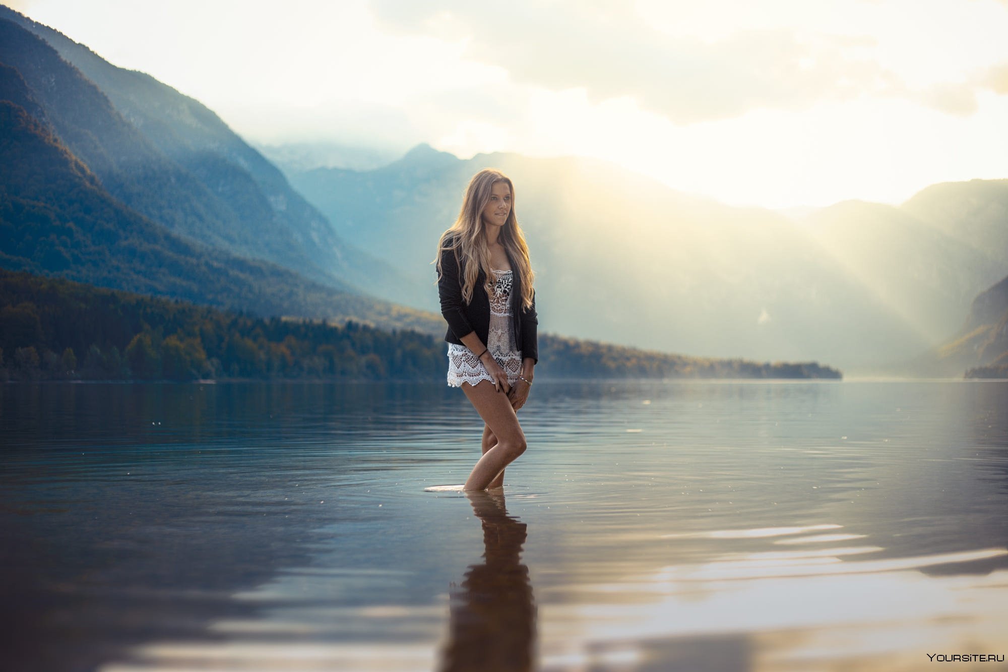Девушки озеро фото. Красивая девушка в горах. Девушка в горах у озера. Девушки на озере. Фотосессия на озере.