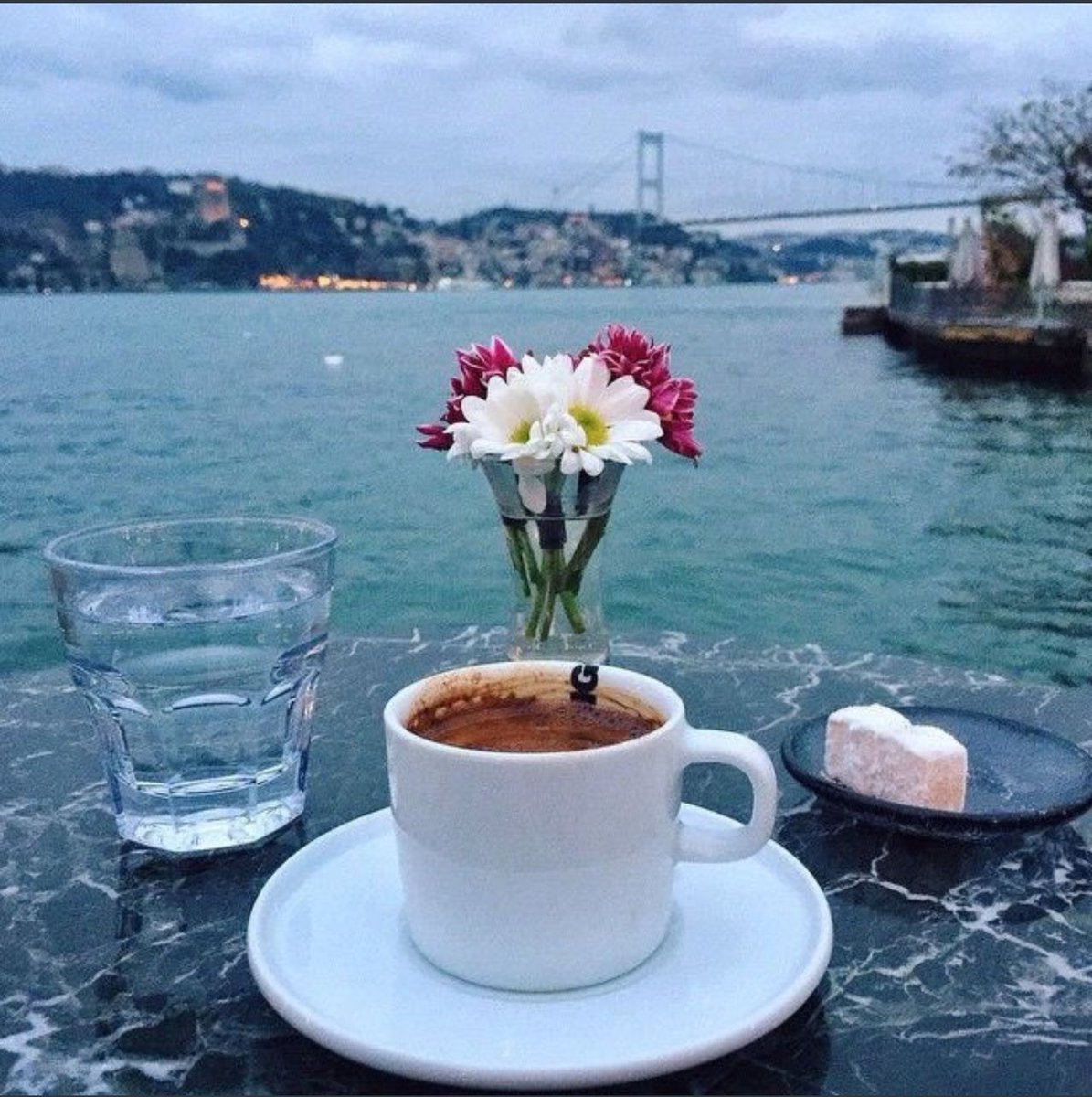 Sea cup. Утро море кофе цветы. Чашка кофе на море. Утро на море с кофе. Доброе утро море и кофе.