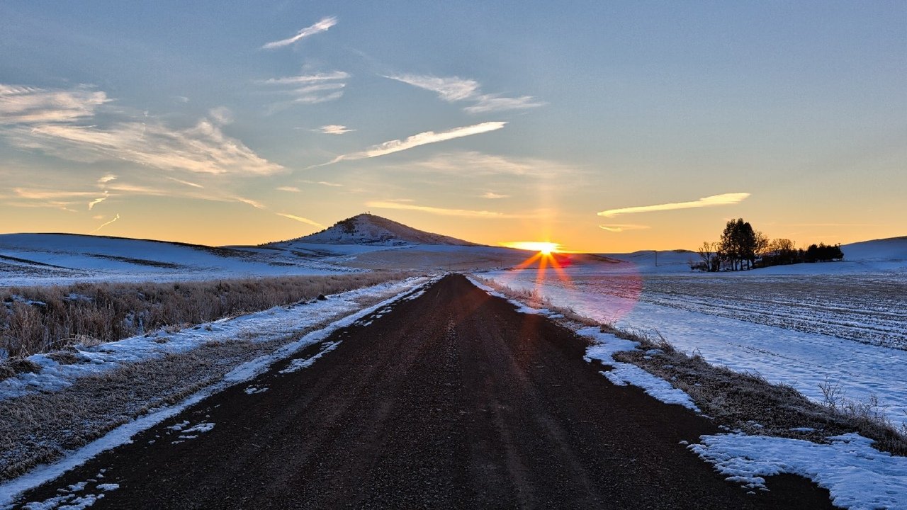 Зимнее утро дорога. Зимний рассвет. Красивая дорога. Рассвет в дороге зимой. Зимняя дорога рассвет.