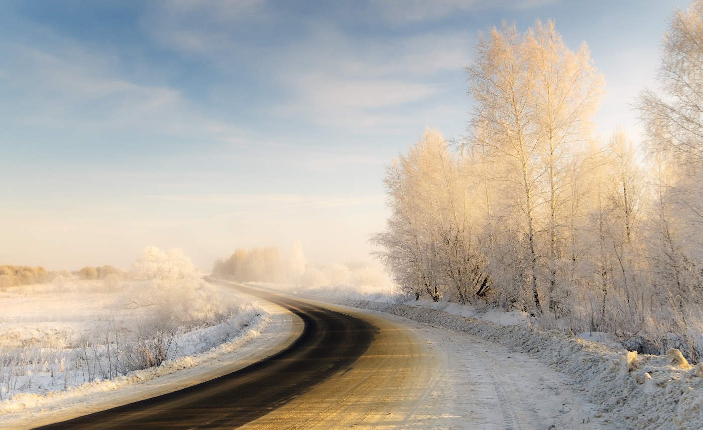 Тема зимней дороги. Снежная дорога. Красивая Снежная дорога. Зима дорога. Иней на дороге.
