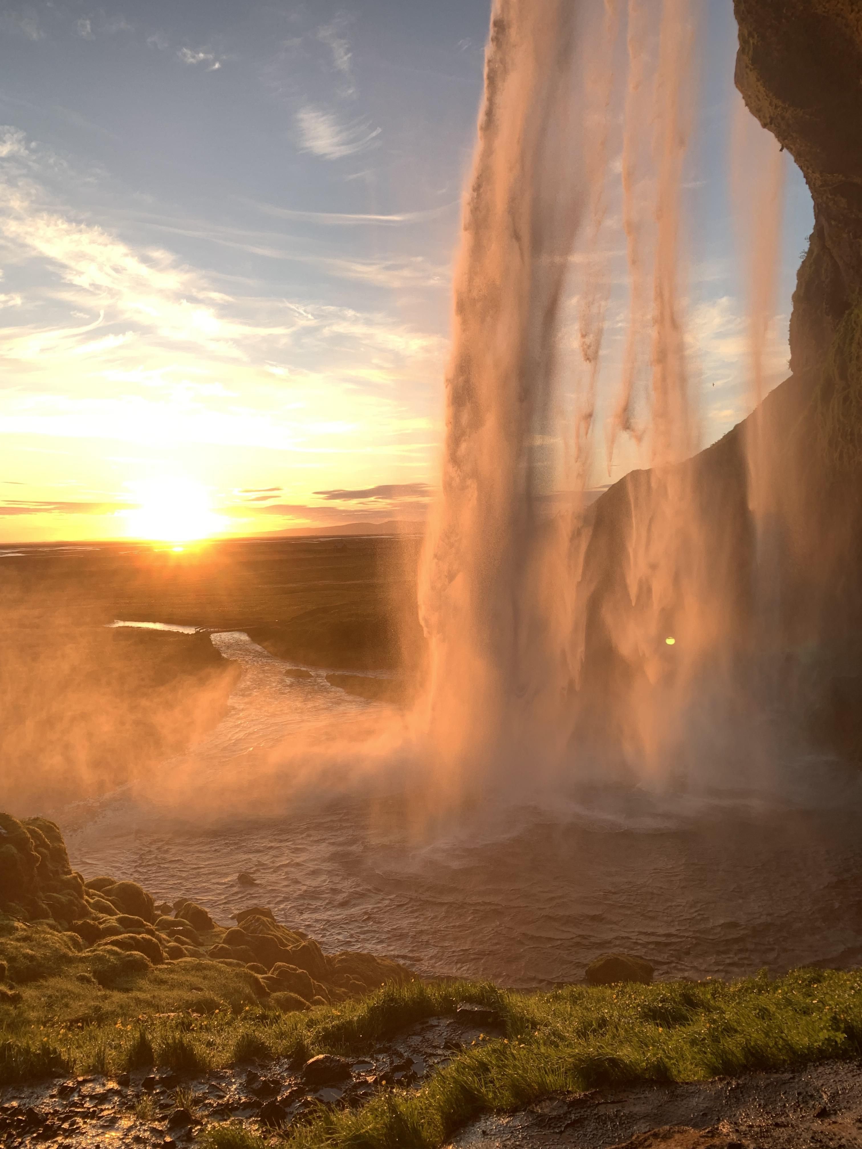 Водопад рассвет. Водопад на рассвете. Водопад на Восходе. Золотой водопад. За водопадом.