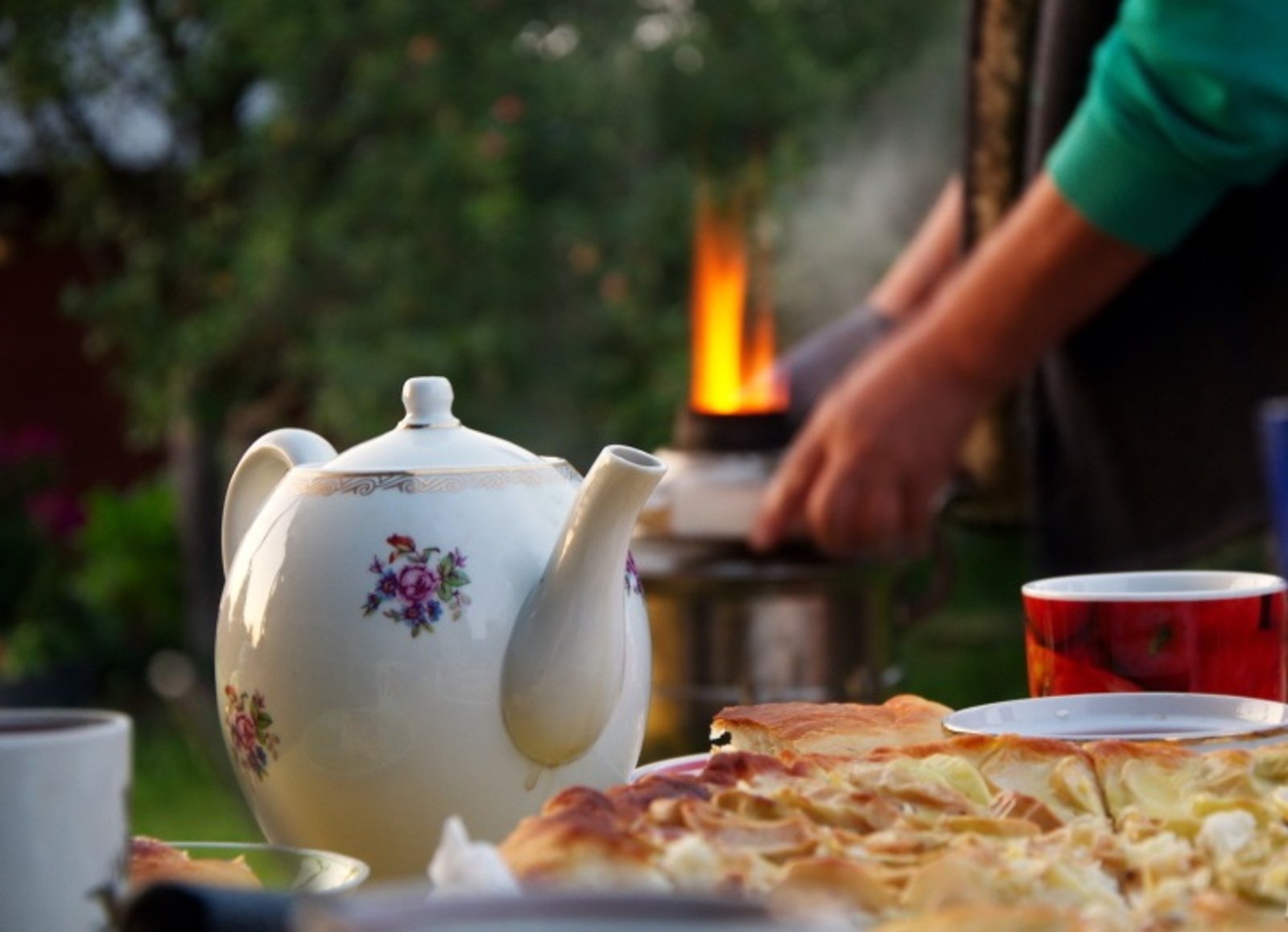 Текст на открытом воздухе чай со свежим. Чаепитие в саду. Домашнее чаепитие. Чаепитие в деревне. Летнее чаепитие.