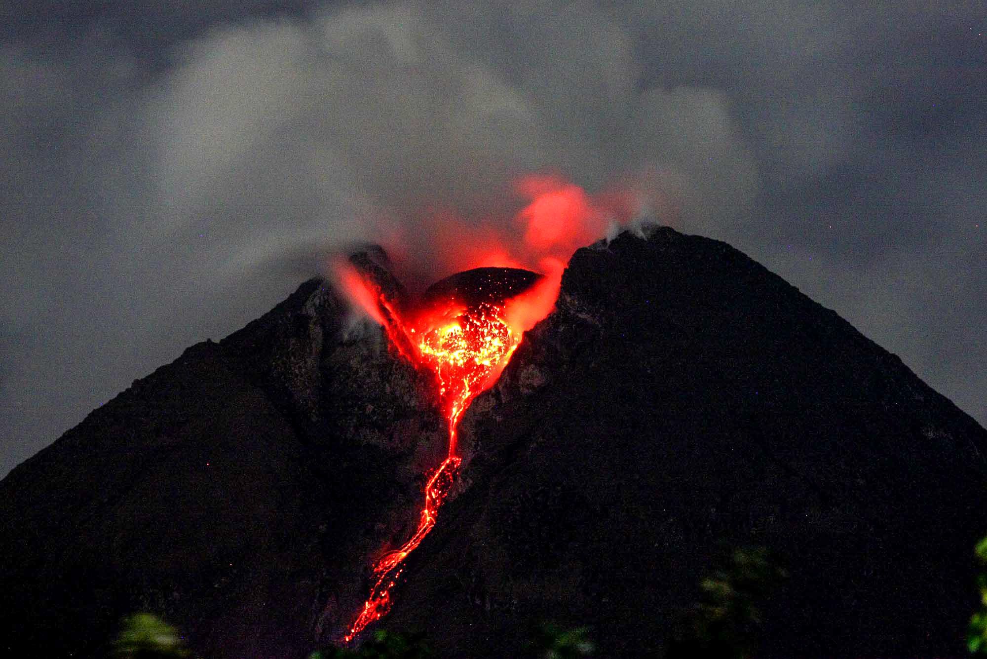Извержение вулканов и сильные землетрясения происходят. Вулкан Мерапи Индонезия. Огненная гора: Мерапи, Индонезия. Вулкан Мерапи извержение. Вулкан Мерапи на острове Ява.