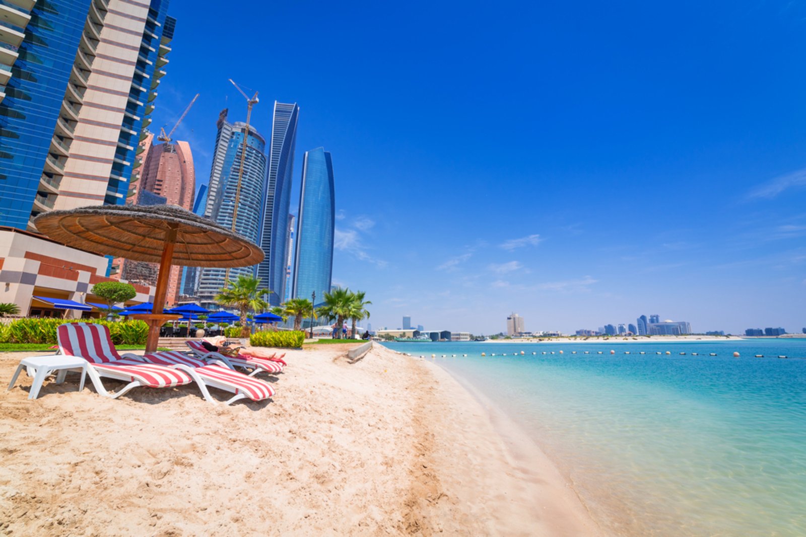 В каких эмиратах лучше отдыхать. Пляж Корниш Абу-Даби. Абу Даби пляжи. Персидский залив Абу Даби. ОАЭ Абу Даби пляжи.