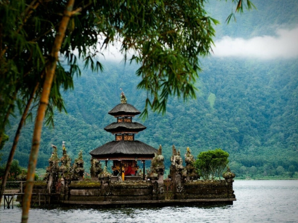 Храм на озере бали
