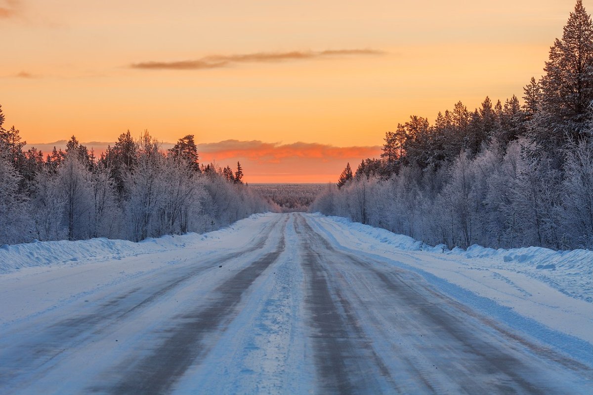Рассвет зимой в дороге