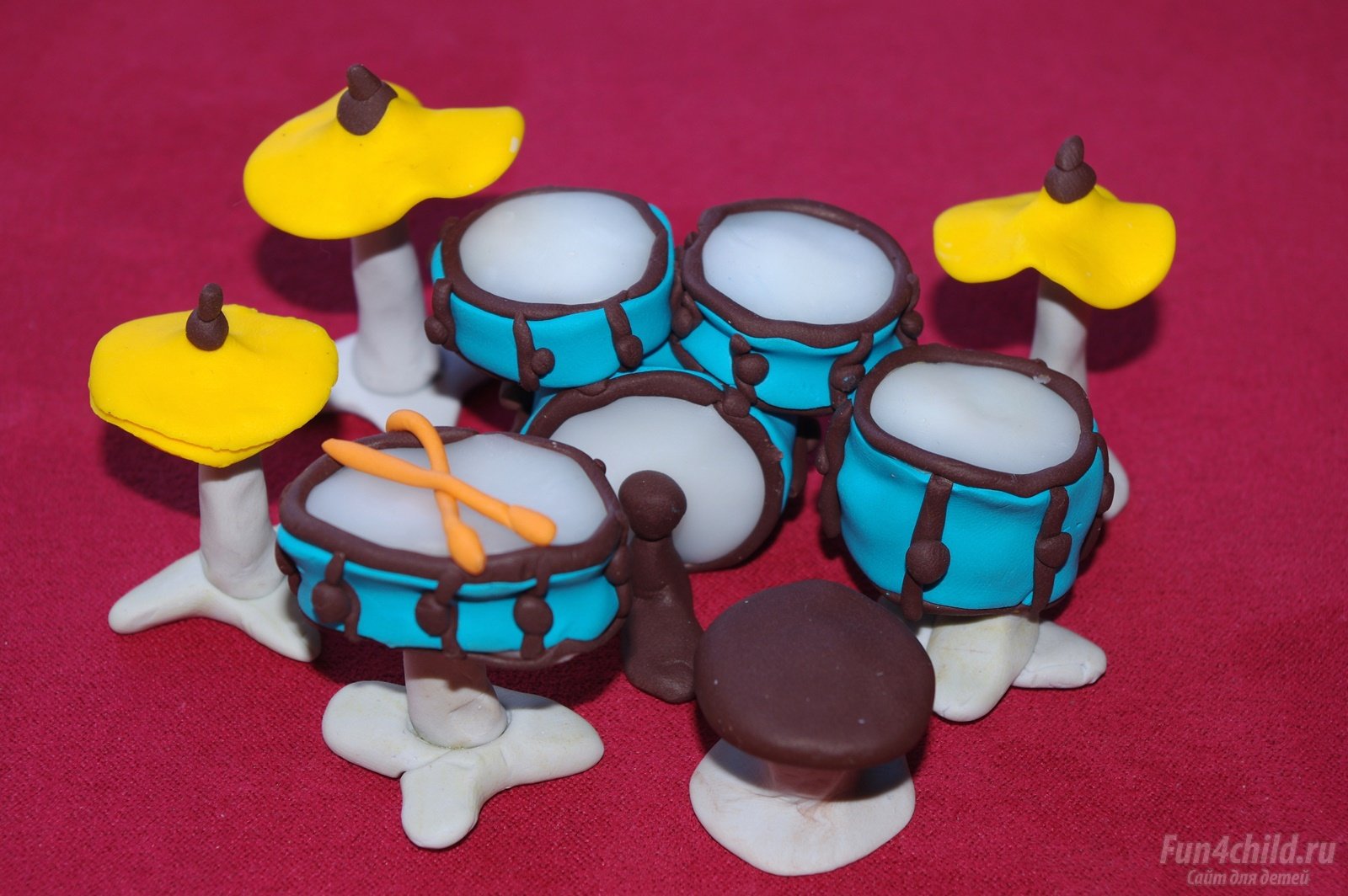 Лепка музыкальные инструменты. Барабан из пластилина. Барабан из полимерной глины. Лепка барабан. Барабан из пластилина для детей.