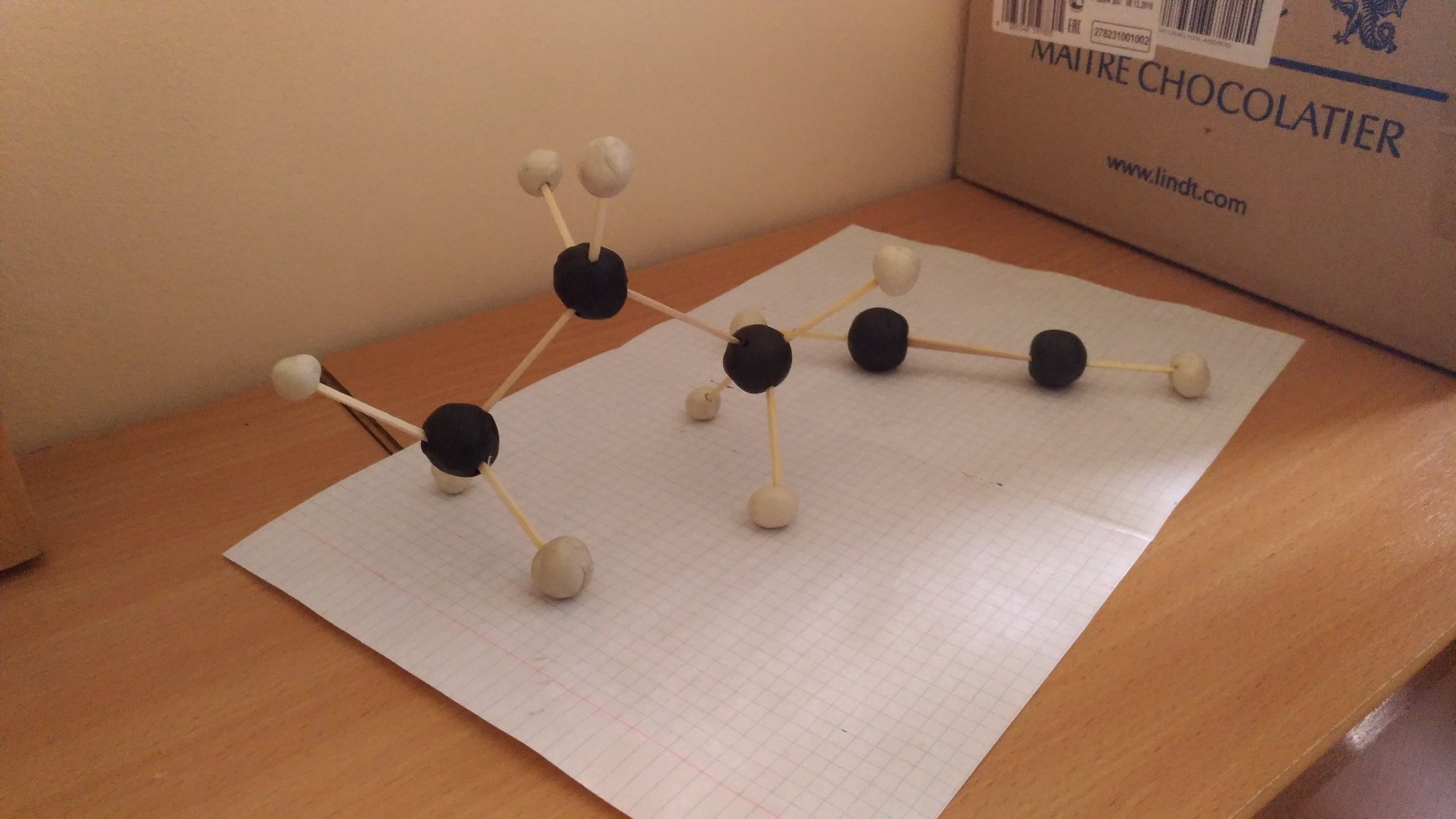 Молекула из пластилина. Модель молекулы из пластилина. Модель молекулы поделка. Молекулы из пластилина и зубочисток.