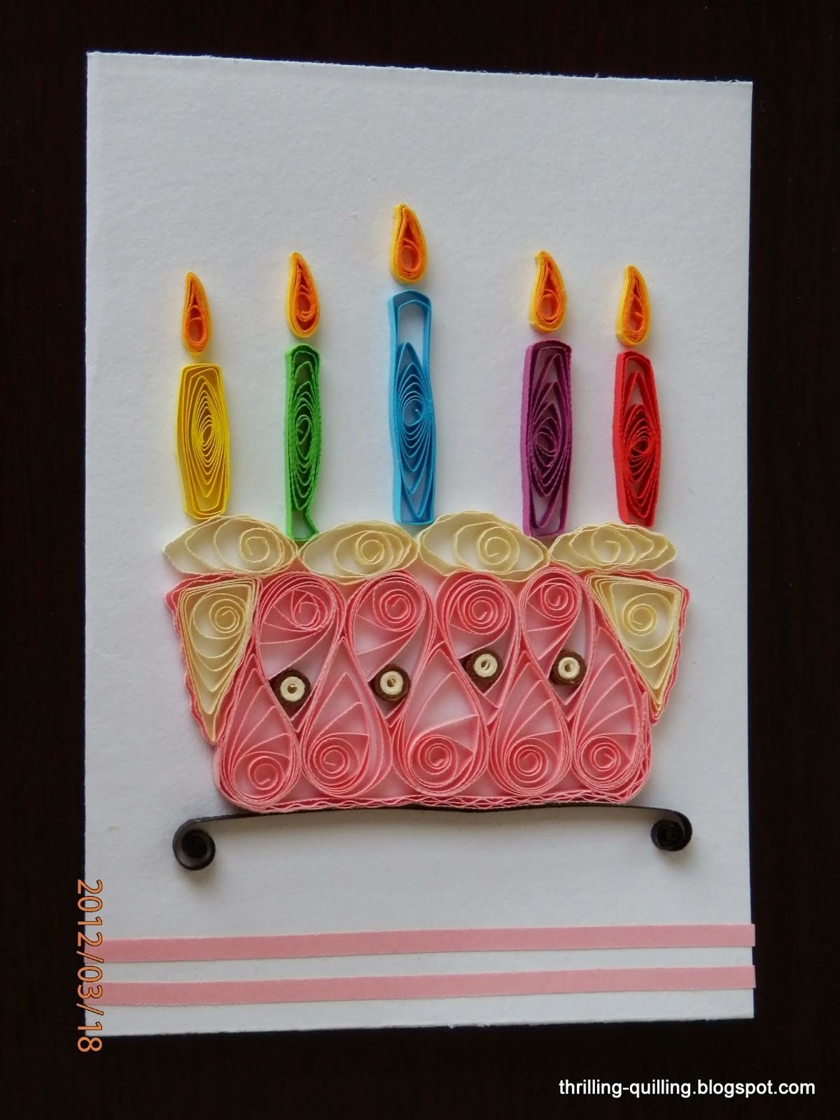 Подарки из пластилина на день рождения. Поделки на день рождения. Подарок на др из квиллинга. Поделки из квиллинга на день рождения. Аппликация торт.