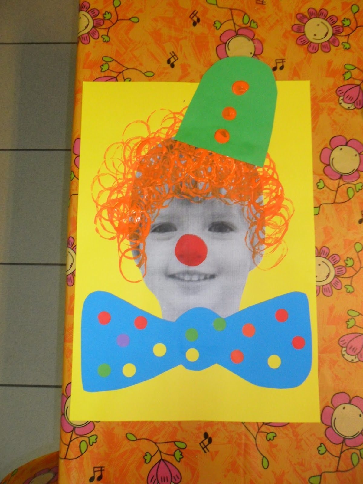 День смеха в детском саду клоун. Поделка клоун из цветной бумаги. Аппликация "клоун". Клоун аппликация для детей. Аппликация клоун в детском саду.