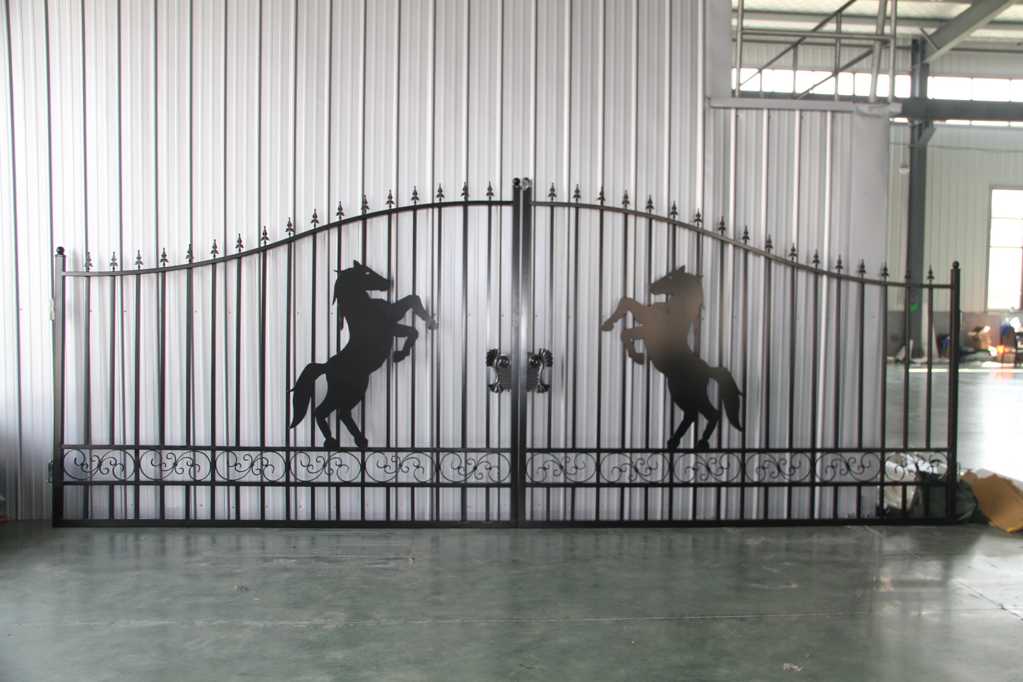 На воротах постою. Кованые ворота с лошадьми. Металлические ворота с лошадьми. Фигурки на забор из металла. Кованые ворота с конями.