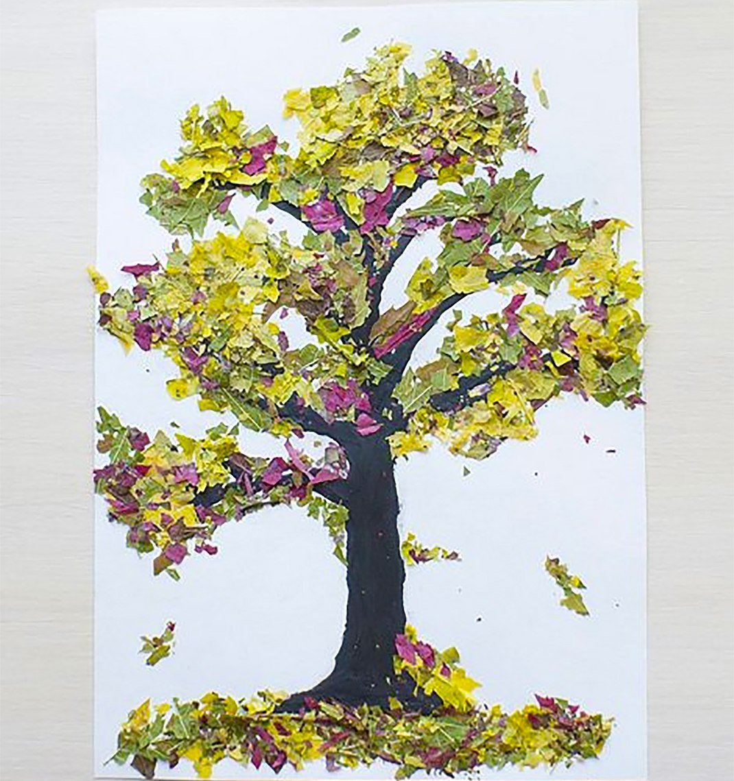 Осеннее дерево из сухих листьев