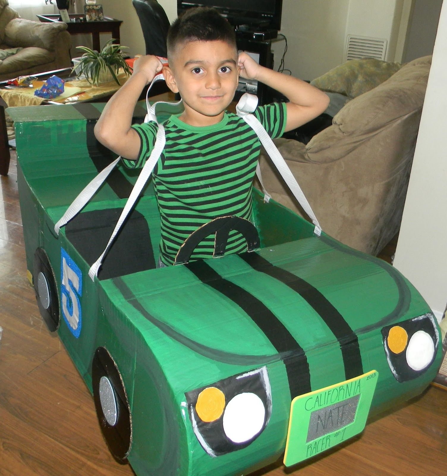 Мальчики делают машины. Машина из картона для детей. Машинка из картона для детей. Машинка из коробки для ребенка. Машина из картонной коробки.