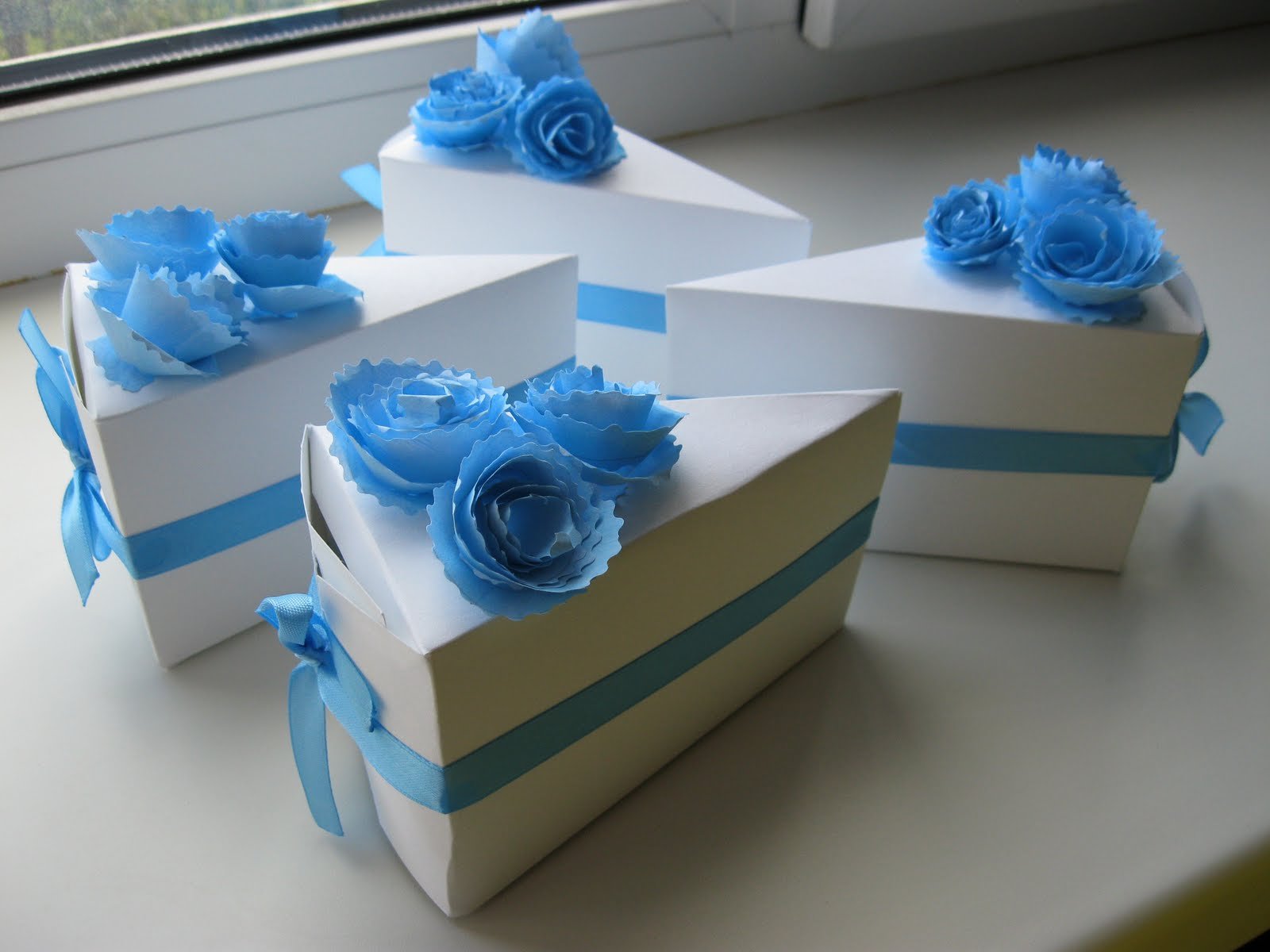 Подарок на день рождение из картона. Коробочка в виде торта. Украшение коробки для подарка. Коробочка для украшений. Бумажные украшения для торта.