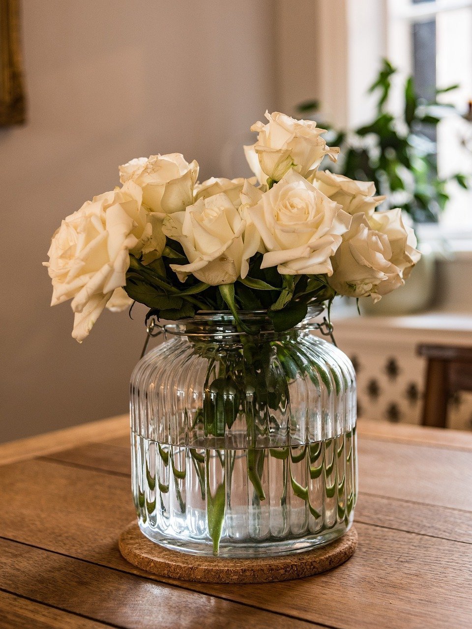 Как менять воду в розах вазе. Цветы в прозрачной вазе. Цветы в стеклянных вазах. Цветы для прозрачных ВАЗ. Букет в прозрачной вазе.