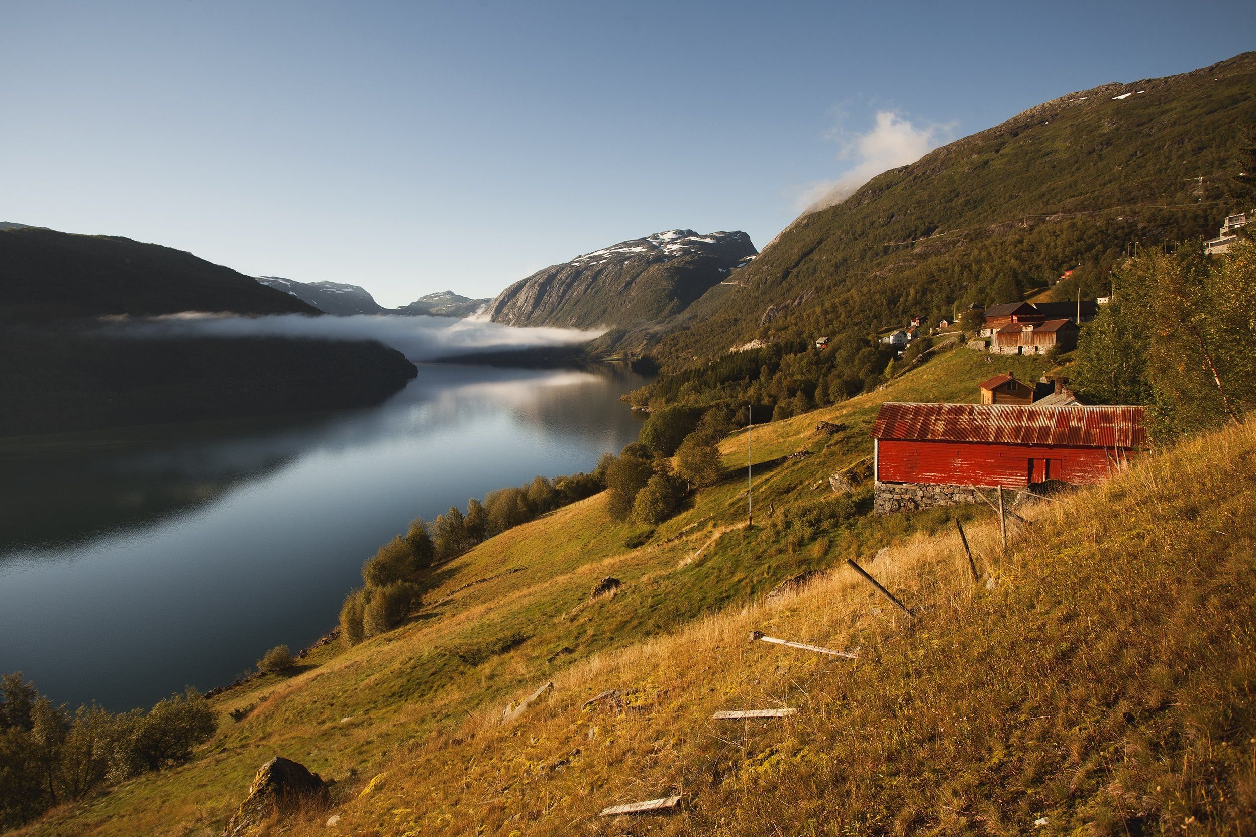 Норвегия 6. Норвегия фьорды осень. Норвегия фьорды утро. Утро Скандинавия Норвегия. Осень в горах Норвегии.