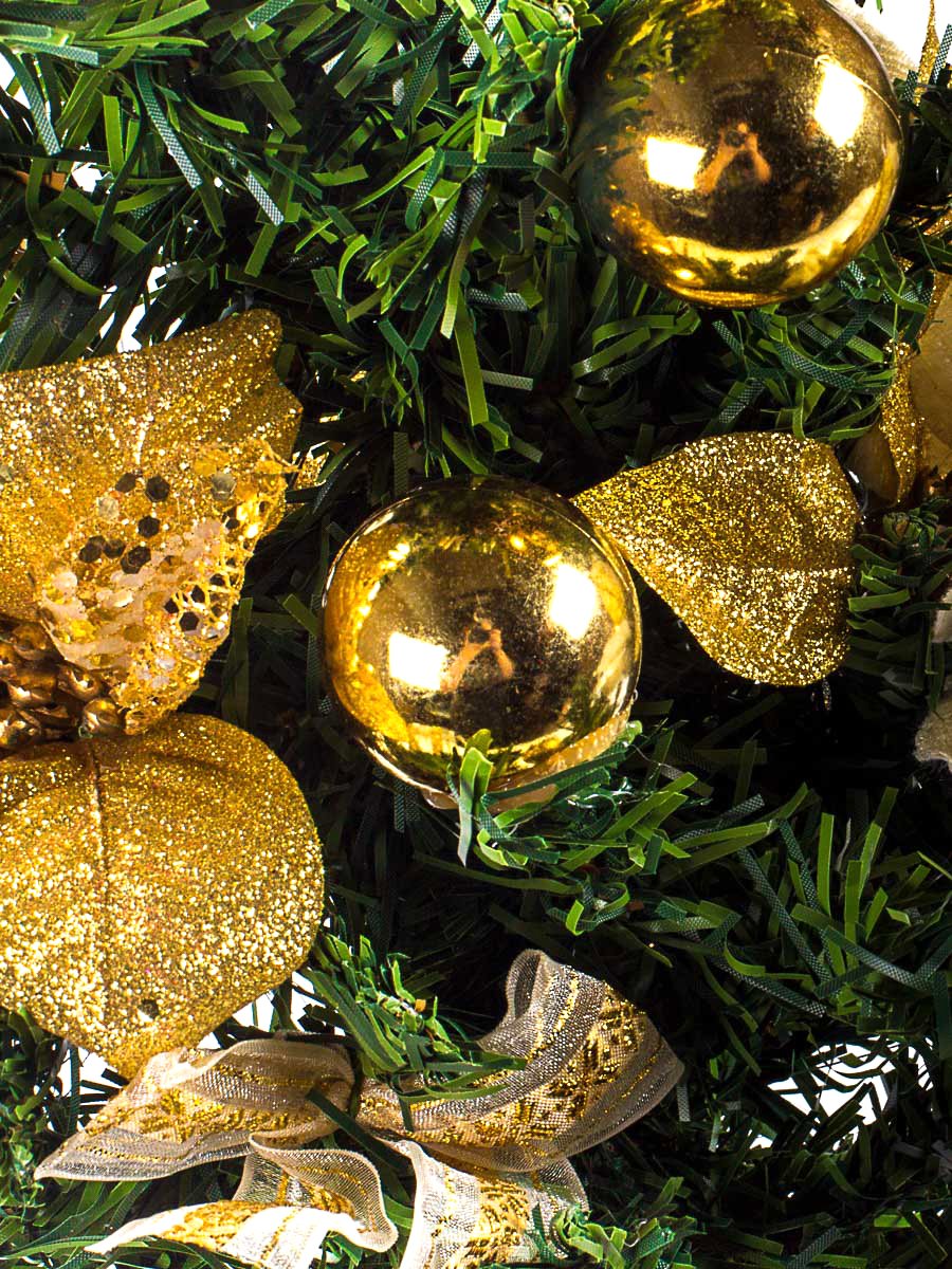 Золотистая Новогодняя игрушка. Новогодняя елка с золотыми игрушками. Зеленая елка с золотыми игрушками. Игрушки елочные зеленые золотистые.