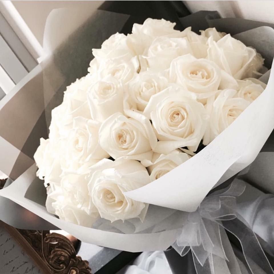 Белые розы на диване