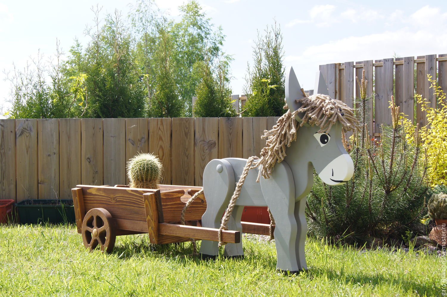 Лошадка для сада. Лошадь из дерева для сада. Фигуры из досок для сада. Ослик деревянный для сада. Лошадка с тележкой для сада.
