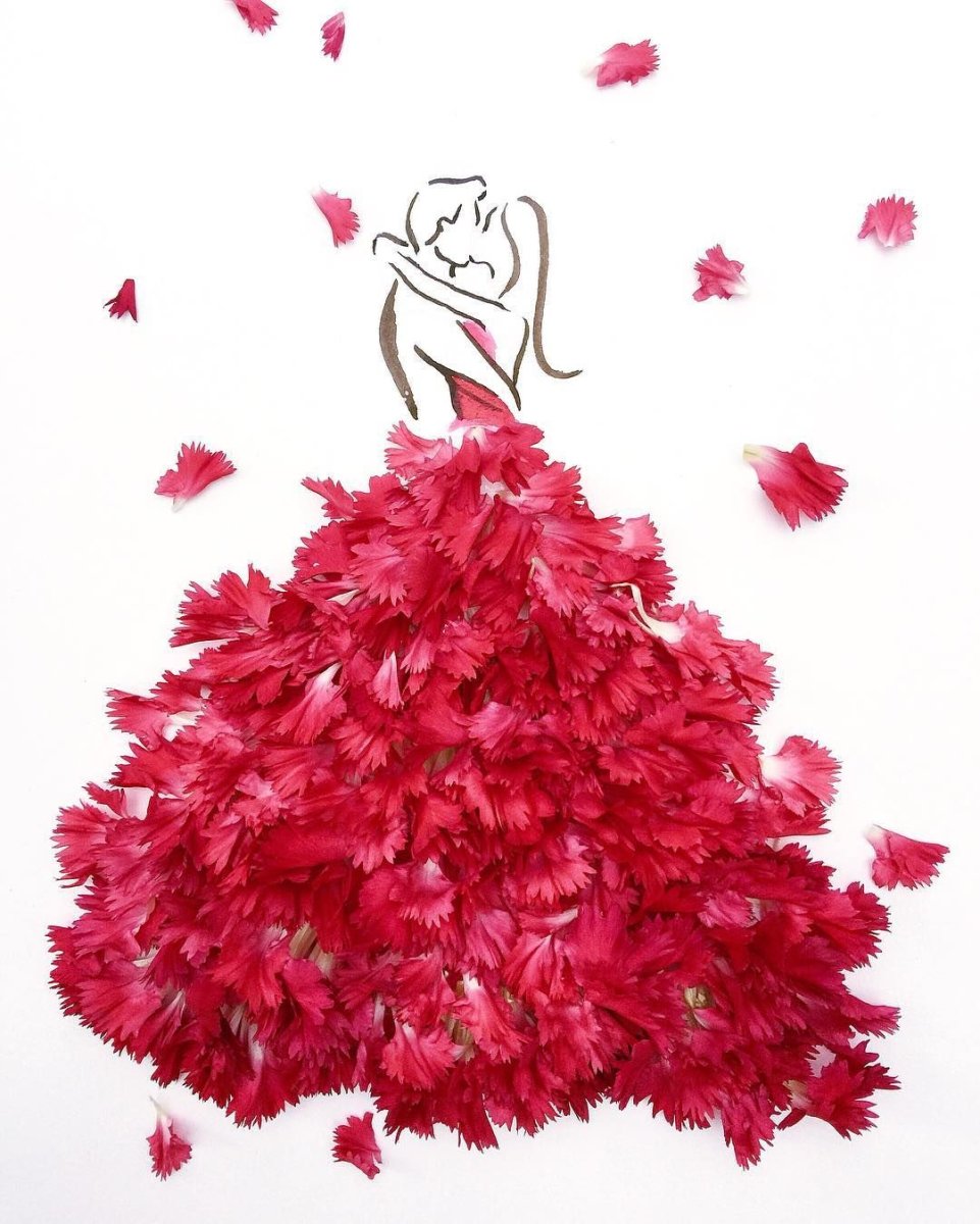 Девушка в платье из цветов