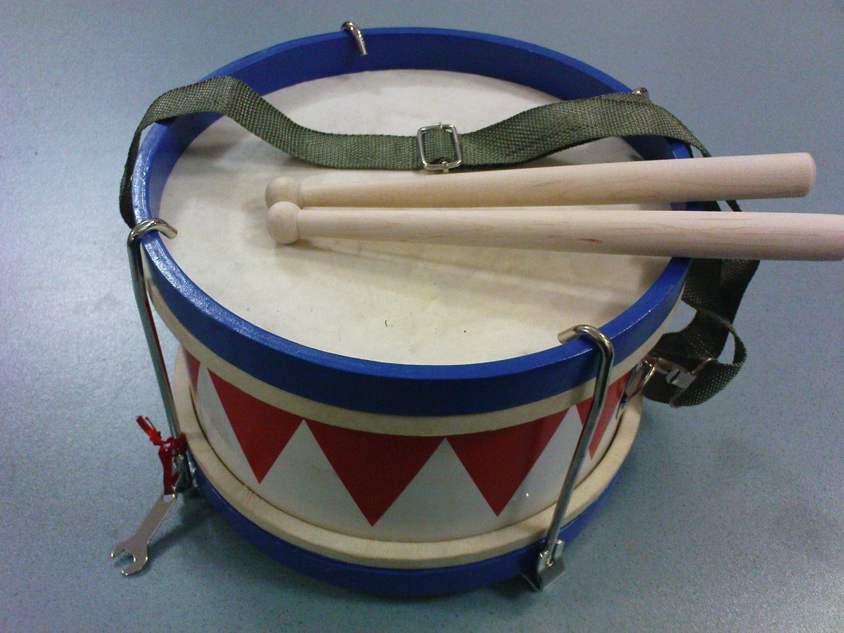 Военный барабан звук. Барабан маршевый малый, 22 x 13,5 см, кожаные мембраны, палочки, ремень. Солдатский барабан. Ручной барабан. Барабан детский маршевый.